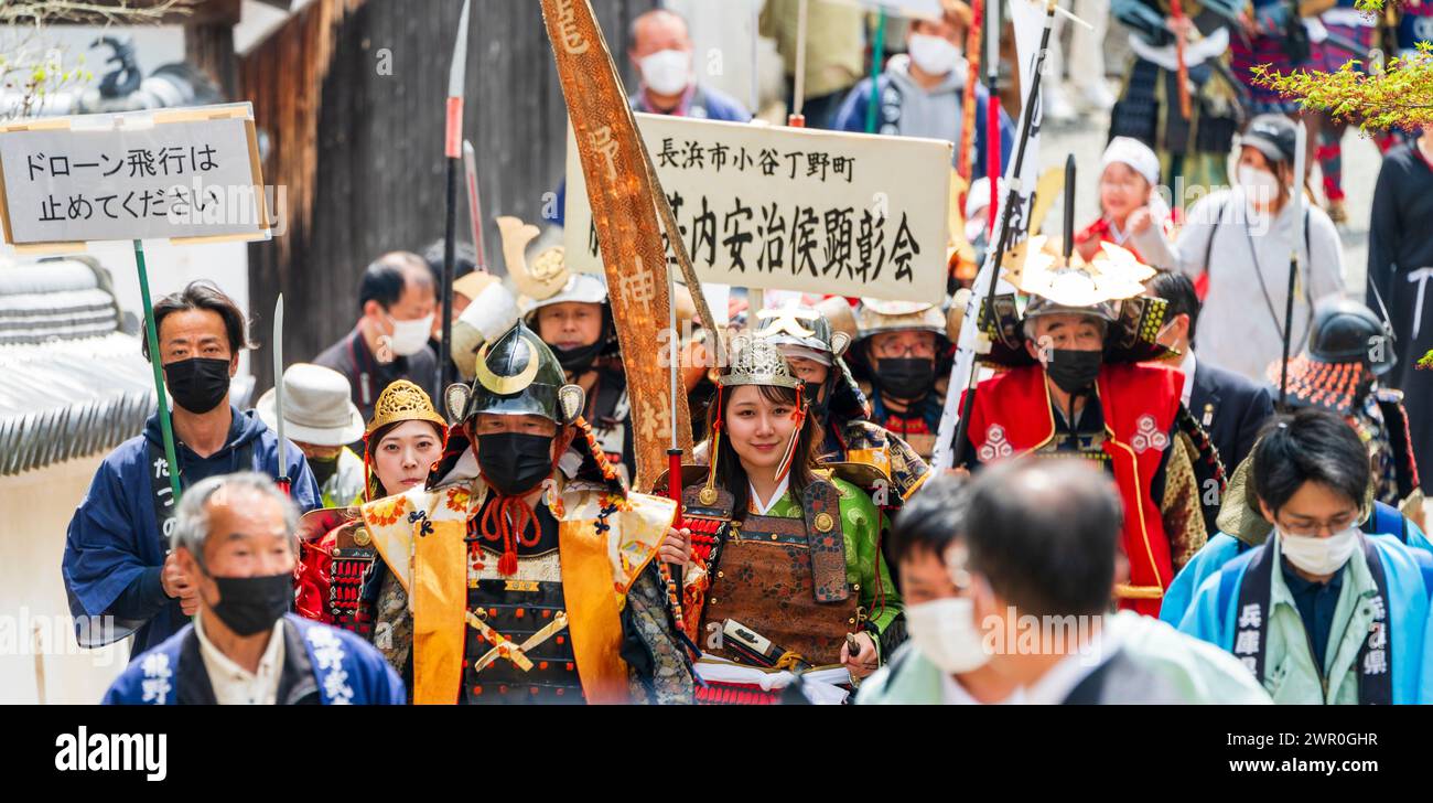 Vue en perspective compressée d'un défilé de Japonais vêtus d'armures de la période Heian et samouraï lors d'un festival à Tatsuno Banque D'Images