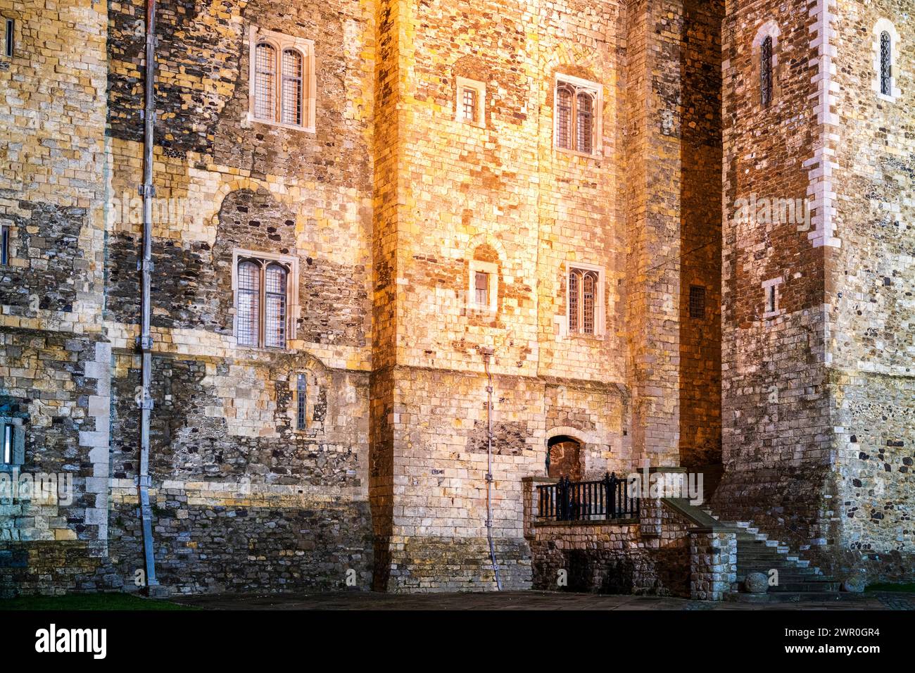 Le Grand donjon du château de Douvres illuminé la nuit vu de l'intérieur de la cour intérieure. Érigé en 1170-1180 par Maurice l'ingénieur pour Henry II. Banque D'Images