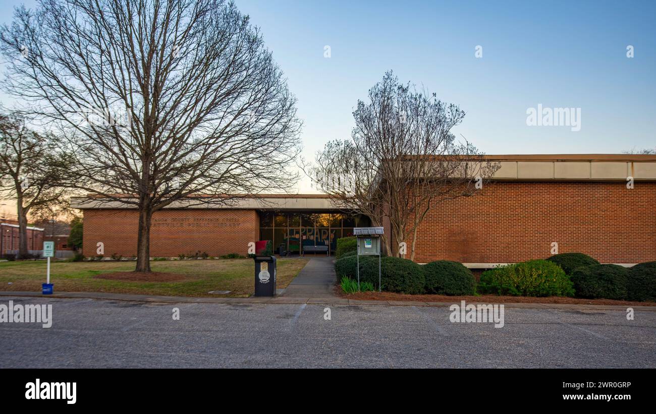 Prattville, Alabama, États-Unis-6 mars 2024 : extérieur de la bibliothèque publique d'Autauga-Prattville au coucher du soleil vu depuis le parking. Banque D'Images