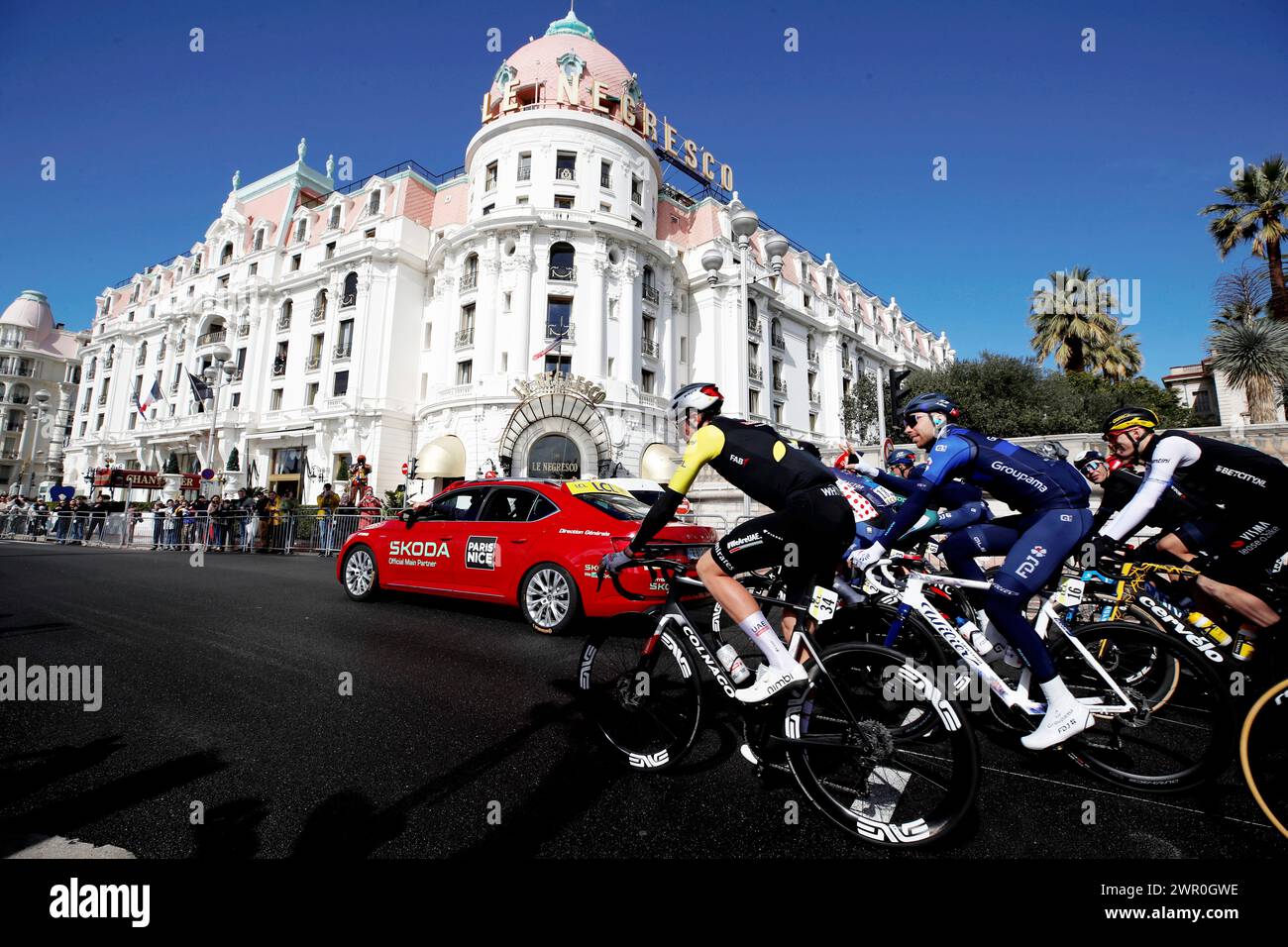 Nice, France. 10 mars 2024. © PHOTOPQR/NICE MATIN/Dylan Meiffret ; Nice ; 10/03/2024 ; départ de la 8e et derniere etape du Paris-Nice 2024, sur la promenade des anglais. papier Romain Laronche et Christopher Roux Nice ; 03/2024 ; départ de la 8ème et dernière étape de Paris-Nice 2024, sur la Promenade des Anglais. Crédit : MAXPPP/Alamy Live News Banque D'Images