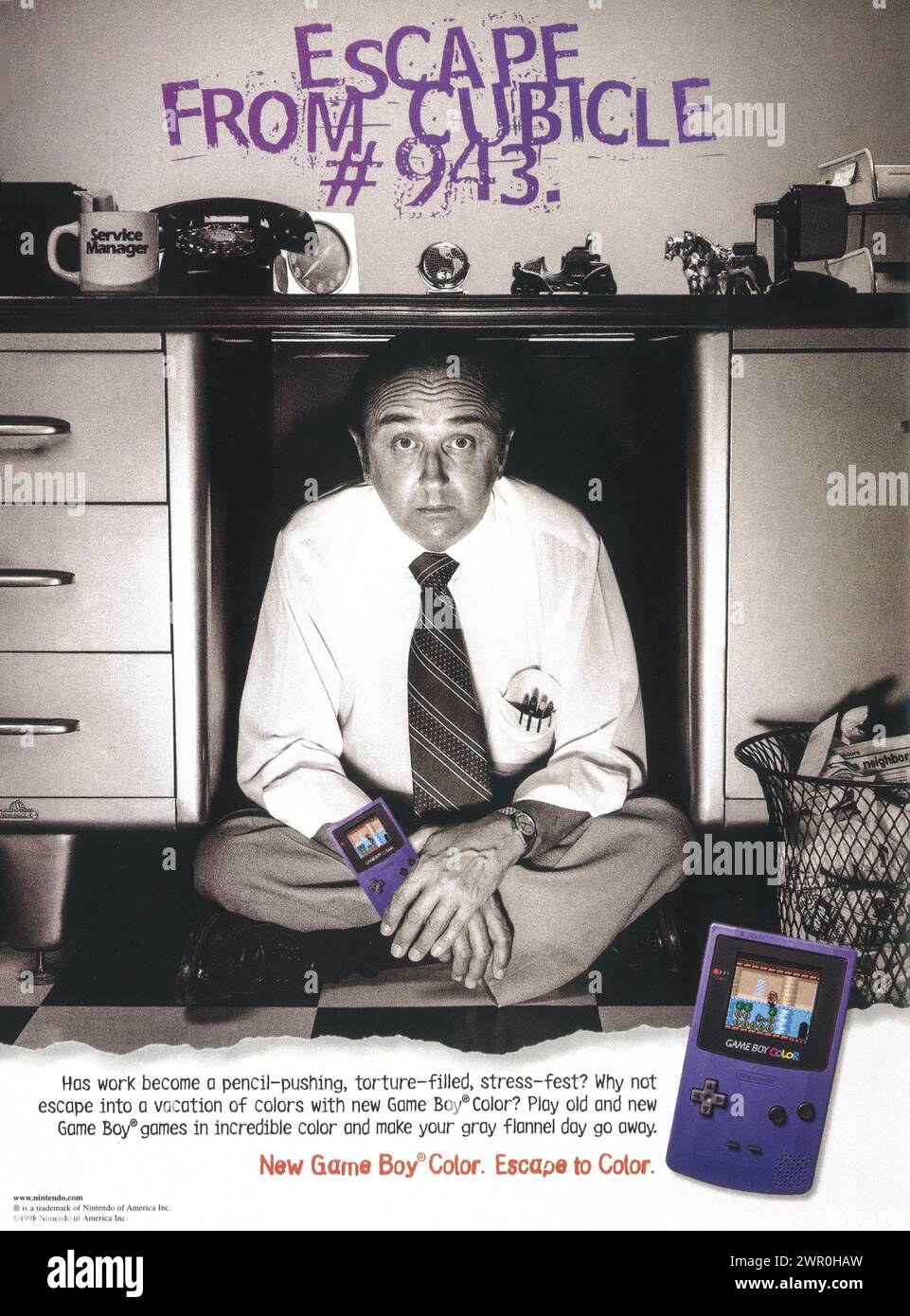 1993 Nintendo Game Boy publicité pour console de jeux vidéo couleur. 'Sortie de l'armoire' Banque D'Images 1993 Nintendo Game Boy publicité pour console de jeux vidéo couleur. 'Sortie de l'armoire' Banque D'Images