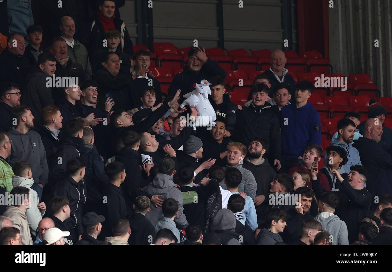 Les fans de Swansea City jettent autour d'un mouton gonflable autour des gradins avant le match de championnat Sky Bet à Ashton Gate, Bristol. Date de la photo : dimanche 10 mars 2024. Banque D'Images