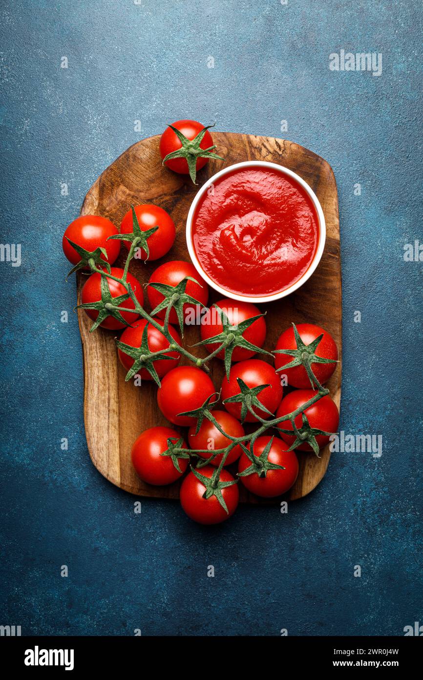 Pâte de tomates, sauce, ketchup et tomates cerises sur les branches, vue de dessus Banque D'Images