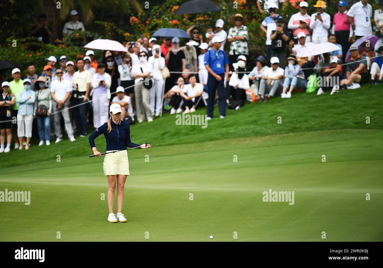 Lingshui, province chinoise de Hainan. 10 mars 2024. Sarah Schmelzel, des États-Unis, lance un tir lors de la dernière manche du tournoi de golf Blue Bay LPGA à Lingshui, dans la province de Hainan, dans le sud de la Chine, le 10 mars 2024. Crédit : Yang Guanyu/Xinhua/Alamy Live News Banque D'Images