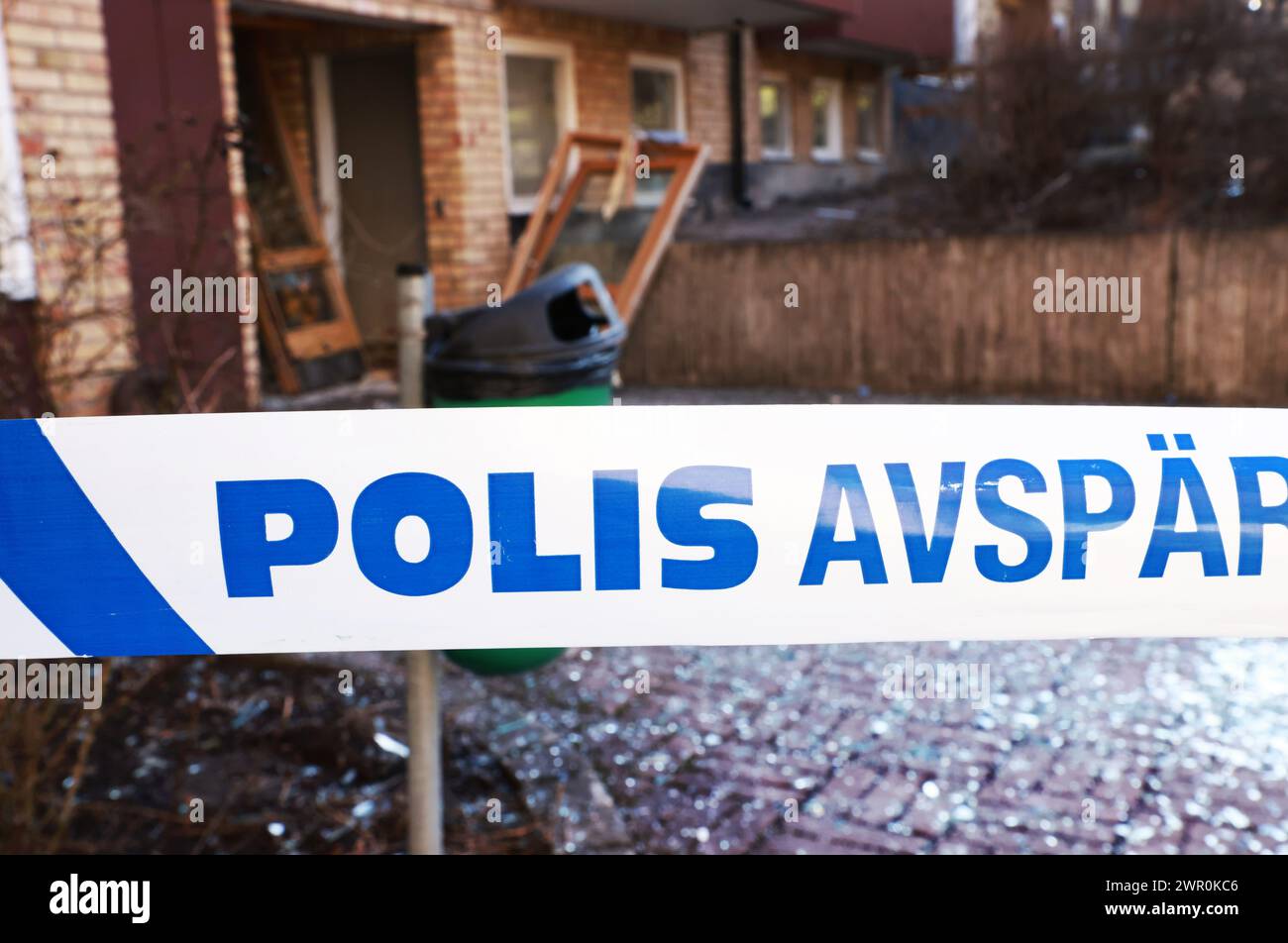 Une explosion s'est produite dans la nuit de jeudi dans un immeuble à Linköping, en Suède. La police, les services ambulanciers et les services de secours ont été appelés sur les lieux. L'explosion fait partie d'une série d'explosions récemment survenues en Suède. Banque D'Images
