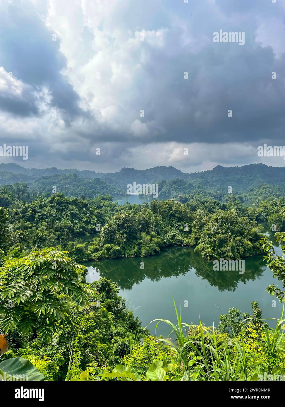 Beau paysage du lac kaptai. Cette photo a été prise à partir de Kaptai, Rangamati, Bangladesh. Banque D'Images