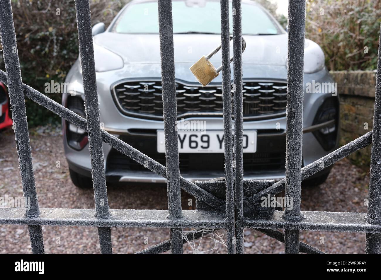 Surgit le gel sur la voiture gelée et les portes en Grande-Bretagne Banque D'Images