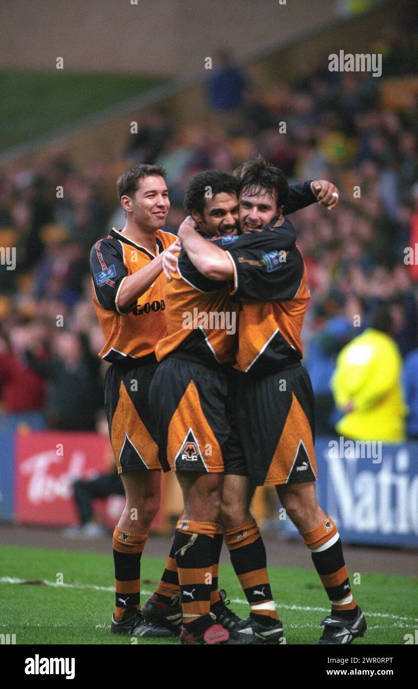 Wolverhampton Wanderers v Norwich City à Molineux 9/1/98 5-0 Dougie Freedman célèbre son havre avec Don Goodman et Darren Ferguson. Banque D'Images