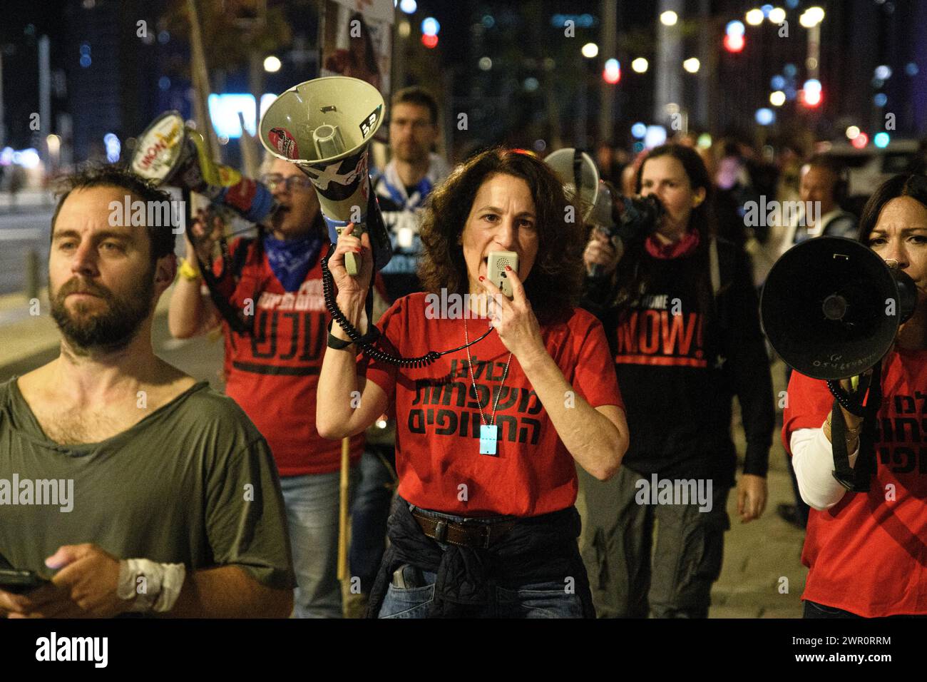 Des milliers d’Israéliens ont protesté contre le premier ministre Benjamin Netanyahu et son gouvernement d’extrême droite exigeant la libération immédiate des otages et des élections générales dans l’État d’Israël. Au cours de la manifestation, des manifestants avaient franchi les barrières de la police israélienne sur l'autoroute Ayalon bloquée à tel Aviv, que la police avait répandues à l'aide de policiers montés et de canons à eau. Tel Aviv, Israël. 9 mars 2024. (Matan Golan / Sipa USA). Banque D'Images