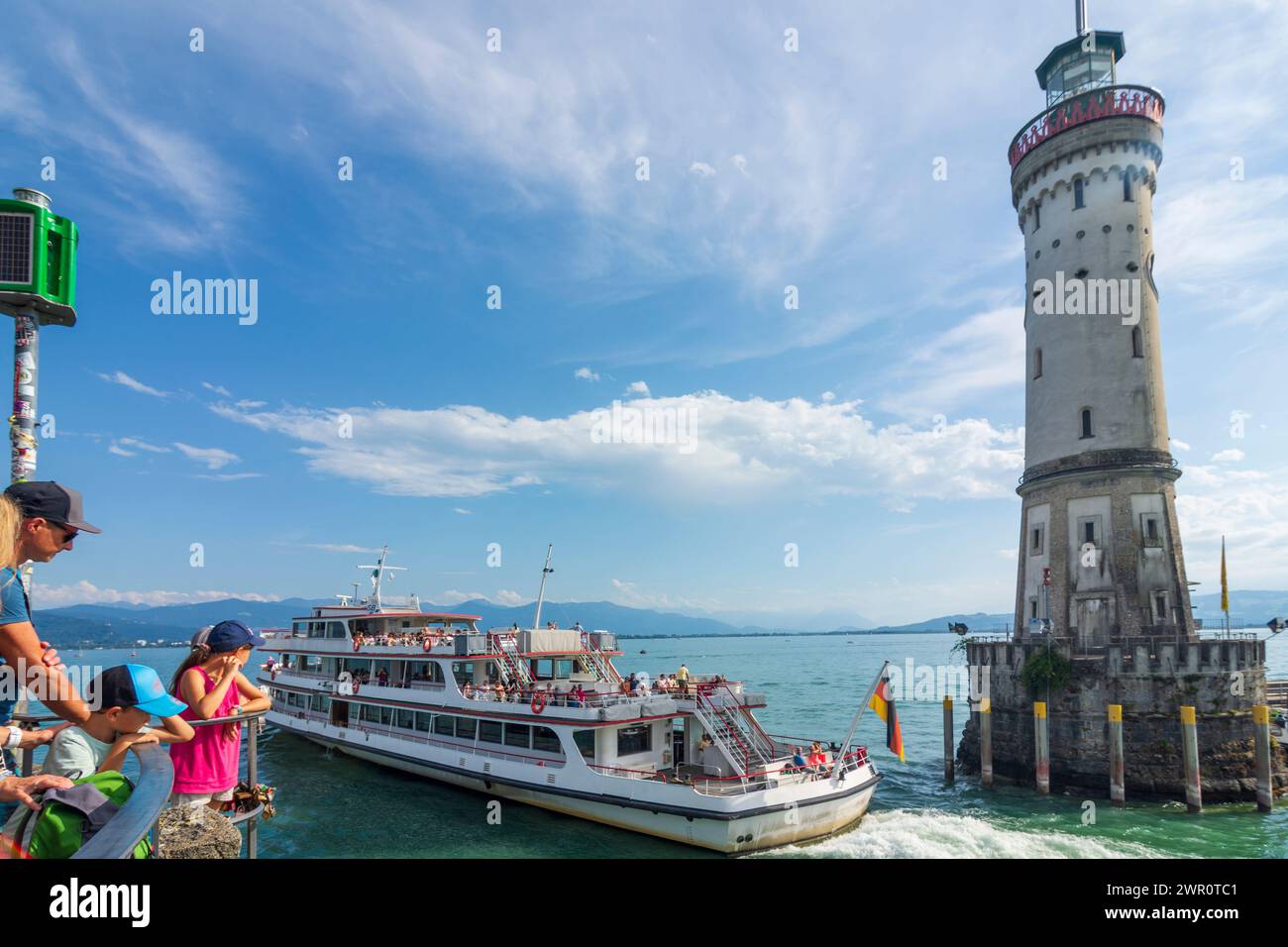 Lindau (Bodensee) : lac Bodensee (lac de Constance), port, navire à passagers, phare, navire d'accueil des gens à Schwaben, Bayern, Bavière, Allemagne Banque D'Images