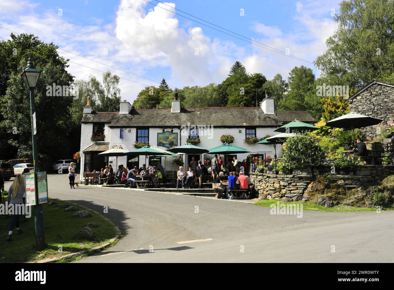 Vue d'été sur le Britannia Inn à Elterwater village, Langdale, Lake District National Park, Cumbria, Angleterre, Royaume-Uni Banque D'Images