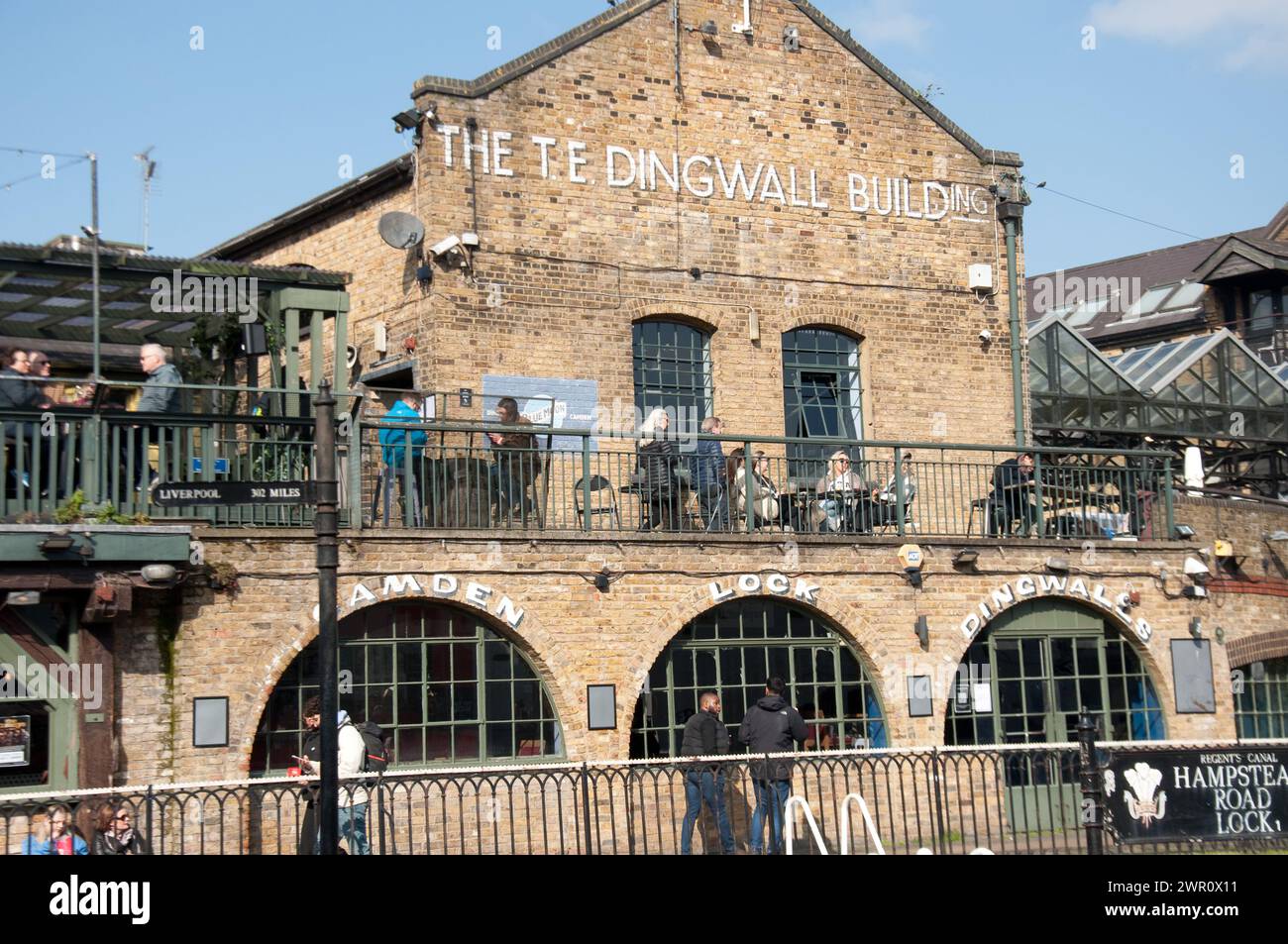 Dingwalls Dancehall (nom original au moment de l'ouverture) est un lieu de musique live et de comédie adjacent à Camden Lock, Camden, Londres, Angleterre. Le bâtiment Banque D'Images