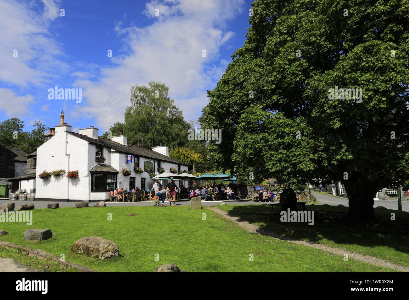 Vue d'été sur le Britannia Inn à Elterwater village, Langdale, Lake District National Park, Cumbria, Angleterre, Royaume-Uni Banque D'Images