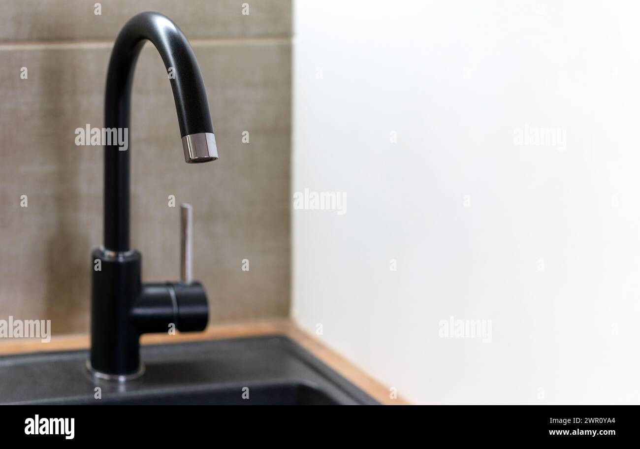 Robinet d'eau de cuisine noir sans eau. Manque d'eau. Banque D'Images