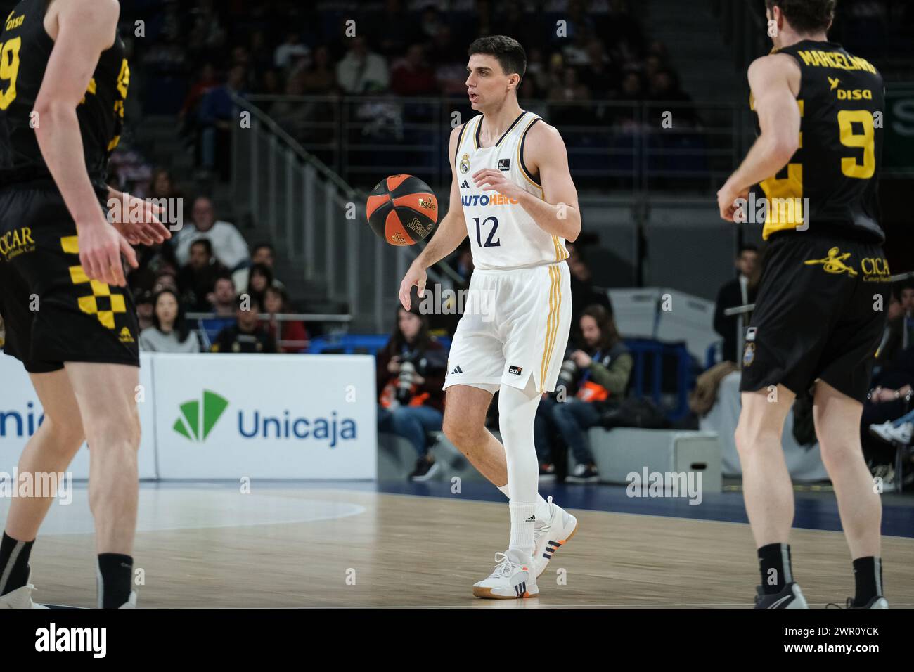 Carlos Alocén du Real Madrid en action lors du match de Liga ACB entre le Real Madrid et Lenovo Tenerife au Wizink Center le 10 mars 2024 à Madrid, Banque D'Images