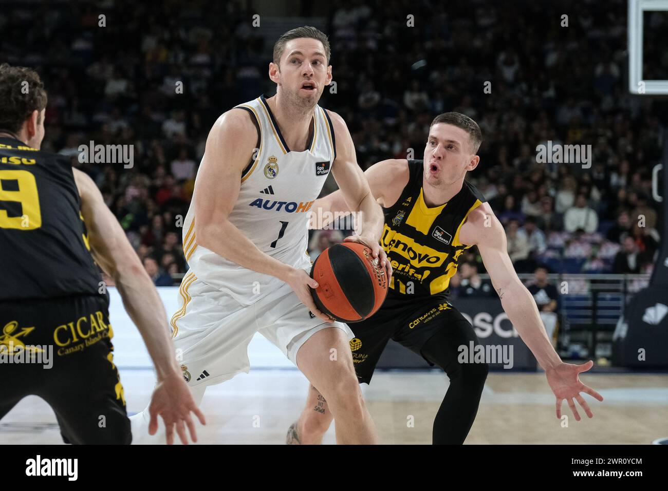 Facundo Campazzo du Real Madrid en action lors du match de Liga ACB entre le Real Madrid et Lenovo Tenerife au Wizink Center le 10 mars 2024 à Madrid Banque D'Images