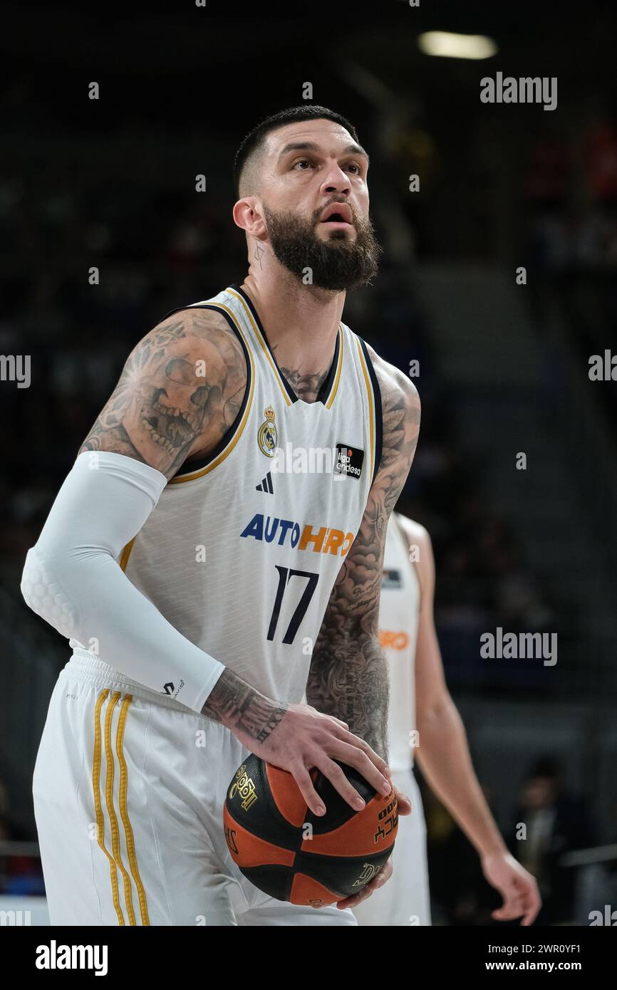 Vincent Poirier du Real Madrid en action lors du match de Liga ACB entre le Real Madrid et Lenovo Tenerife au Wizink Center le 10 mars 2024 à Madrid, Banque D'Images