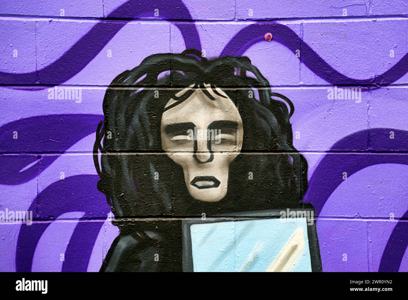 Glasgow, Écosse, Royaume-Uni. 10 mars 2024 : « The Unknown » des fans de Willy’s Chocolate Experience sont descendus à l’œuvre d’art sur les rives de la rivière clyde. La fresque murale de la débâcle de Willy Wonka est apparue sur le mur de graffiti côté clyde sur la passerelle clyde. La peinture a été créée par l'artiste Ejek après que l'événement film Experience est devenu l'actualité nationale. L'œuvre représente les actrices qui ont travaillé à l'événement en tant qu'Oompa Loompa et 'The Unknown' du script d'intelligence artificielle. Crédit Gerard Ferry/Alamy Live News Banque D'Images