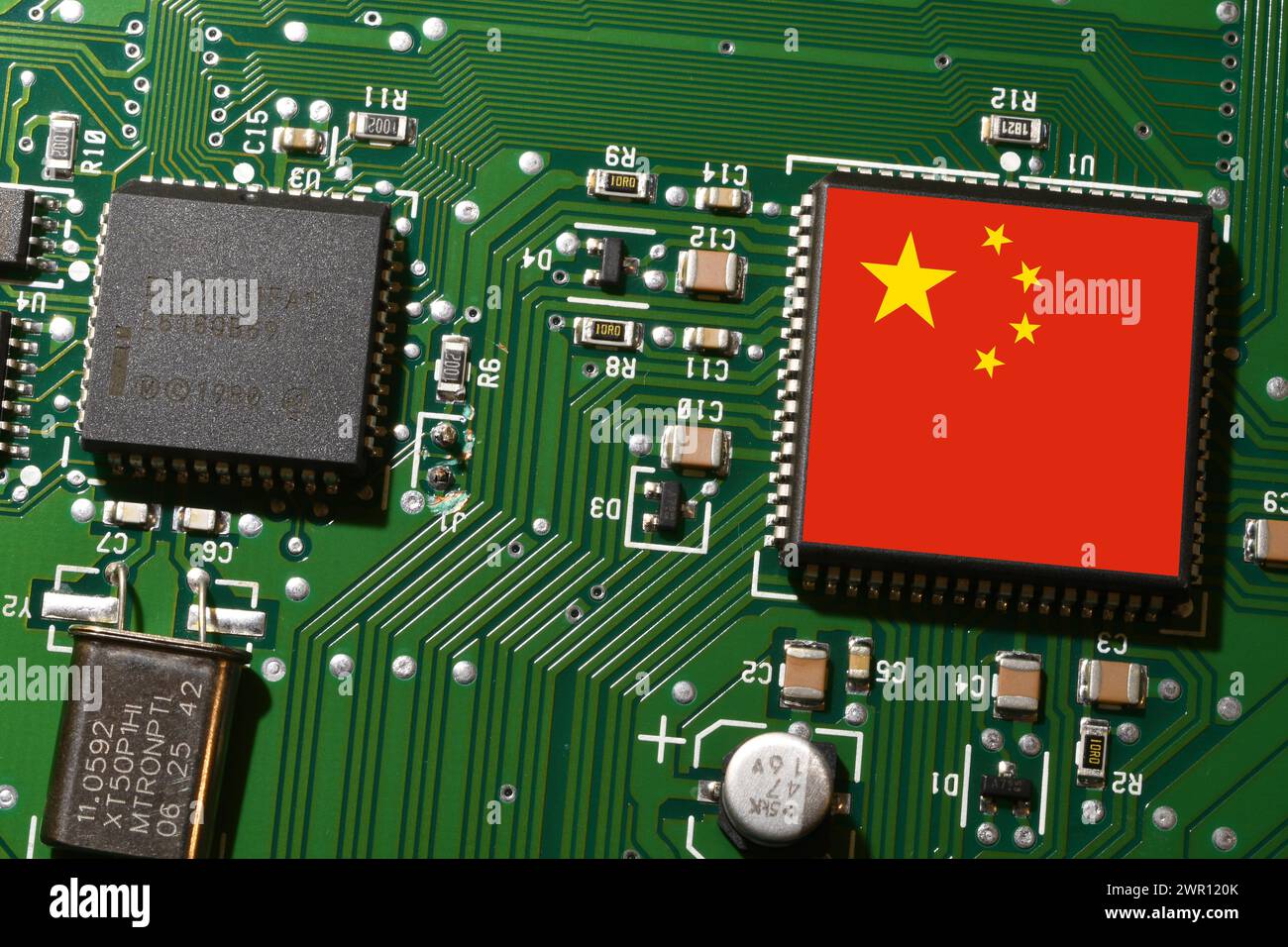 Drapeau de la République de Chine sur la puce d'un circuit imprimé électronique. Concept de suprématie dans la fabrication mondiale de micropuces et de semi-conducteurs Banque D'Images