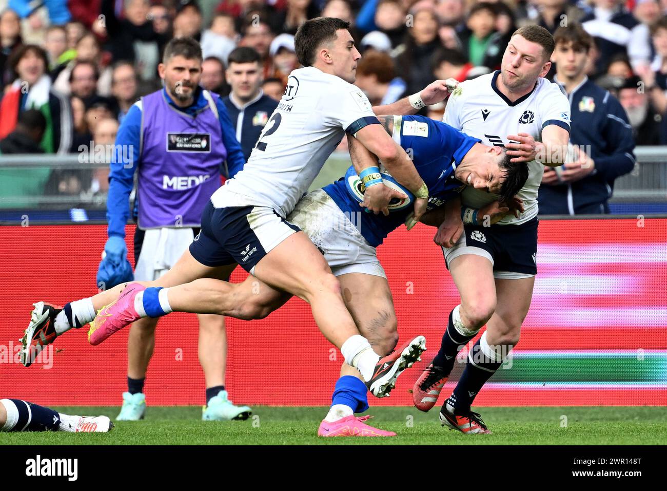 Cameron Redpath, de l'Écosse, Tommaso Menoncello, de l'Italie, et Finn Russell, de l'Écosse, lors du match de rugby des six Nations opposant l'Italie et l'Écosse au Stadio Olimpico à Rome le 9 mars 2024. Banque D'Images