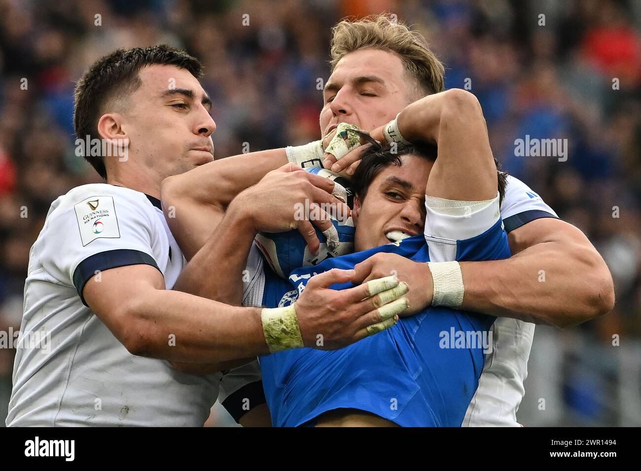 Cameron Redpath, d’Écosse, Ange Capuozzo, d’Italie, et Duhan van der Merwe, d’Écosse, s’affrontent pour le match de rugby des six Nations entre l’Italie et l’Écosse au Stadio Olimpico à Rome le 9 mars 2024. Banque D'Images