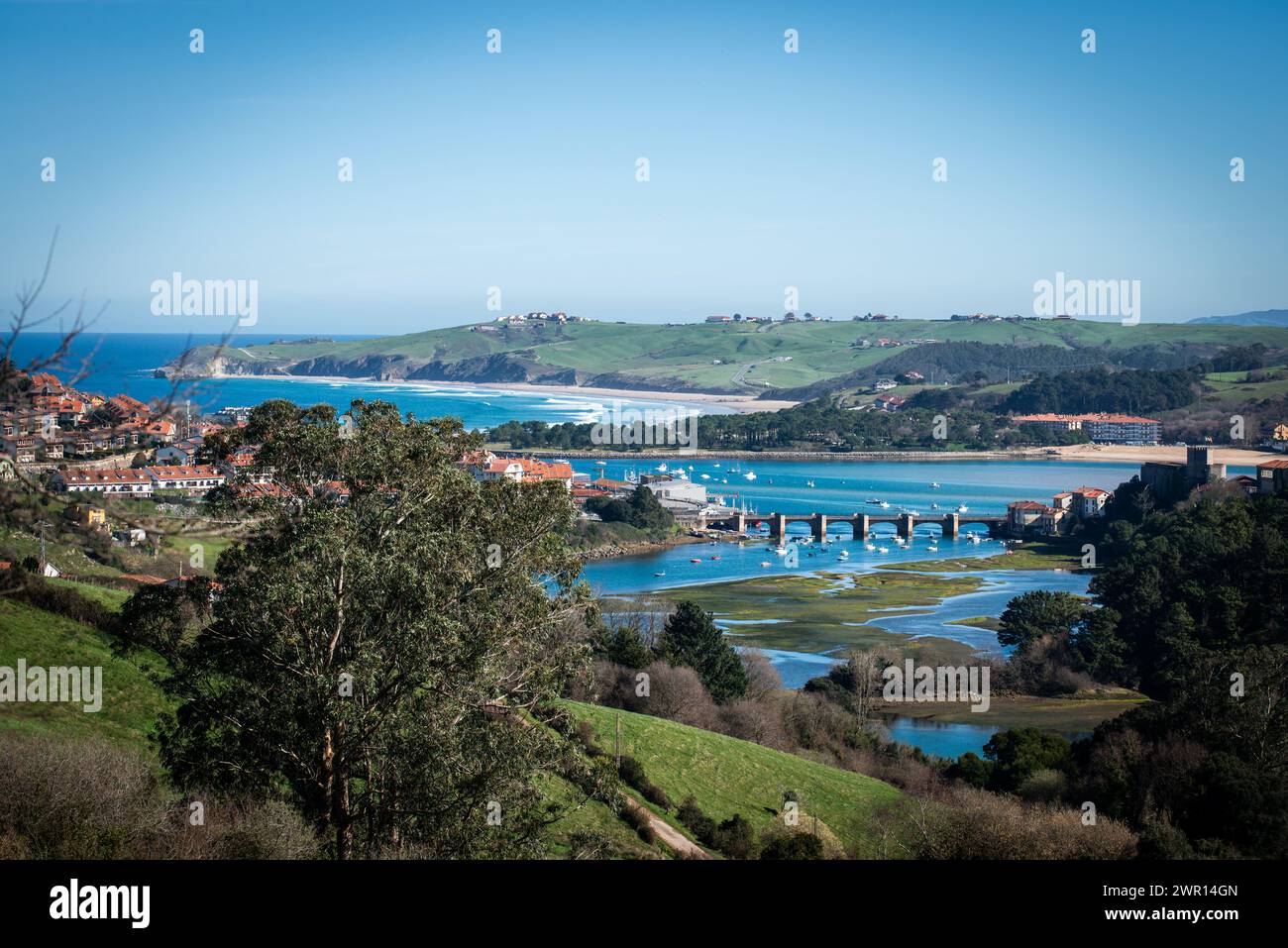 San Vicente de la Barquera, bord de mer, Cantabrie, Espagne Banque D'Images