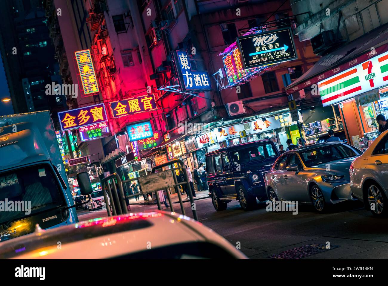 Hong Kong - 2 avril 2019 - panneaux lumineux chinois au néon et rue animée à Kowloon Banque D'Images