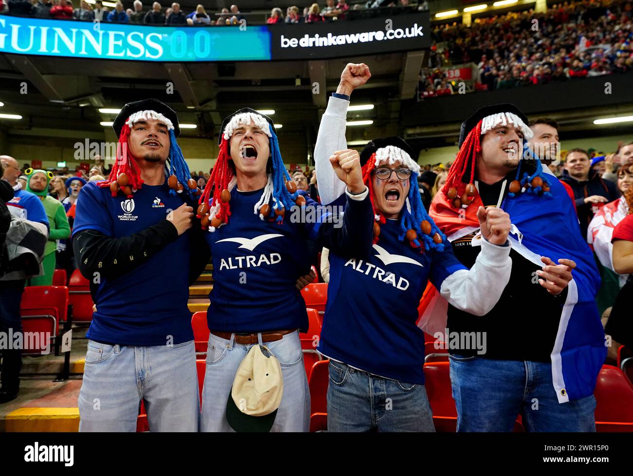 Les supporters français chantent l'hymne national avant le match des six Nations Guinness au Principality Stadium de Cardiff. Date de la photo : dimanche 10 mars 2024. Banque D'Images