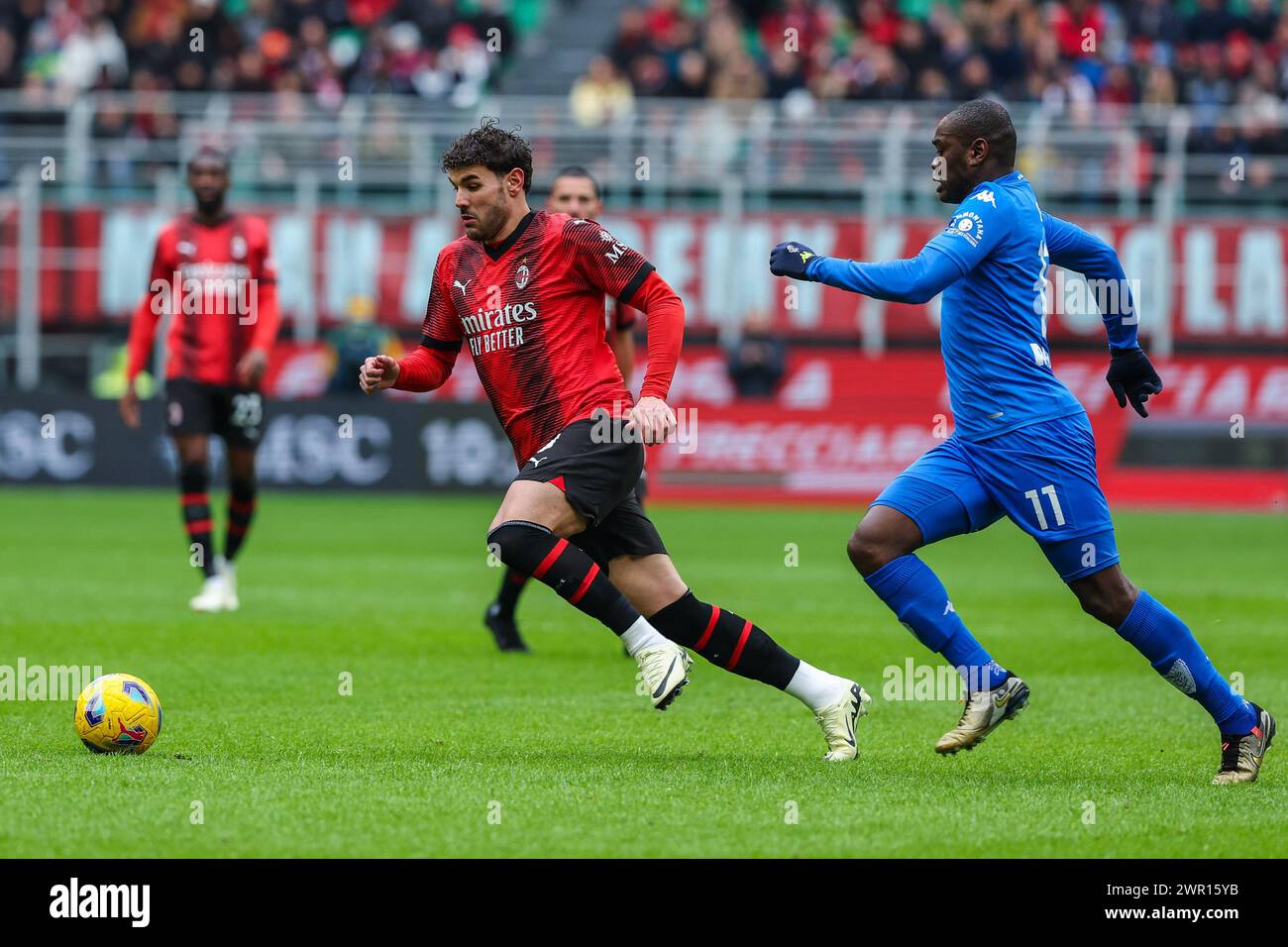 Theo Hernandez de l'AC Milan vu en action avec Emmanuel Gyasi de l'Empoli FC lors du match de Serie A 2023/24 entre l'AC Milan et l'Empoli FC au stade San Siro de Milan, Italie, le 10 mars 2024 Banque D'Images