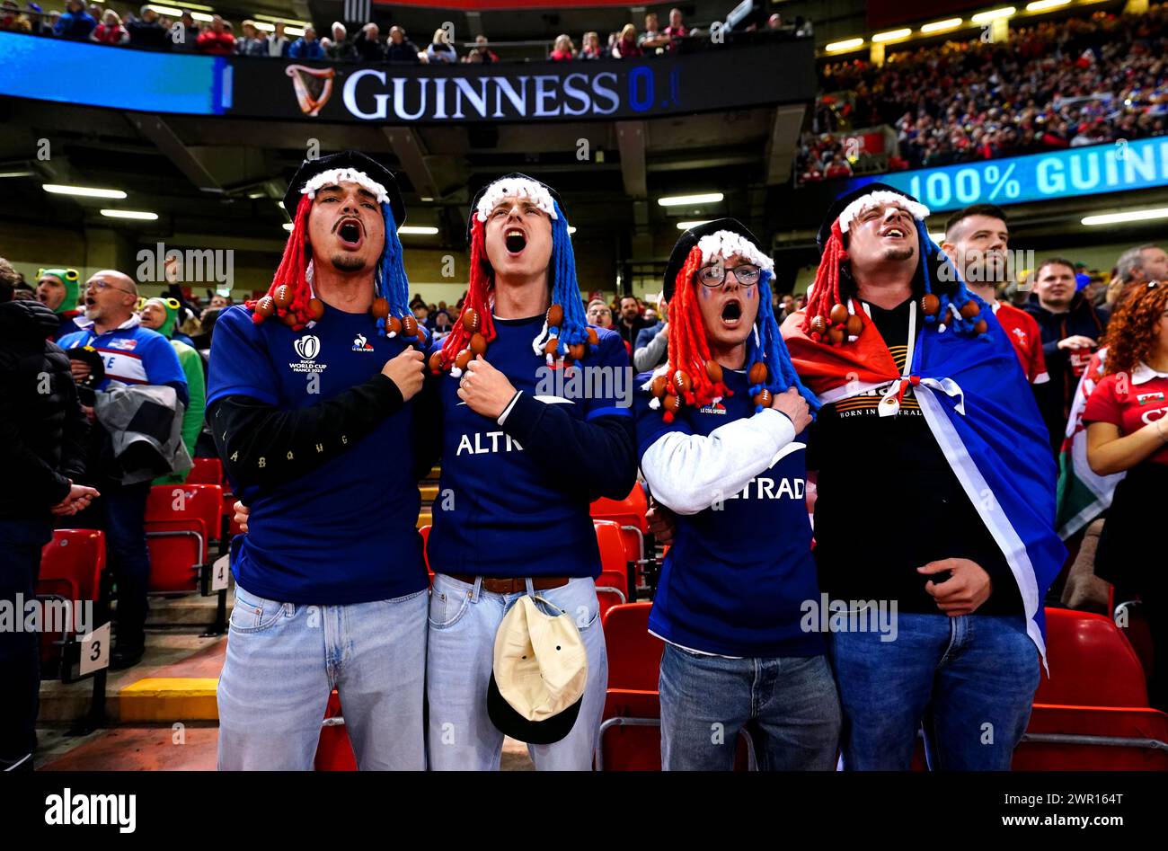 Les supporters français chantent l'hymne national avant le match des six Nations Guinness au Principality Stadium de Cardiff. Date de la photo : dimanche 10 mars 2024. Banque D'Images