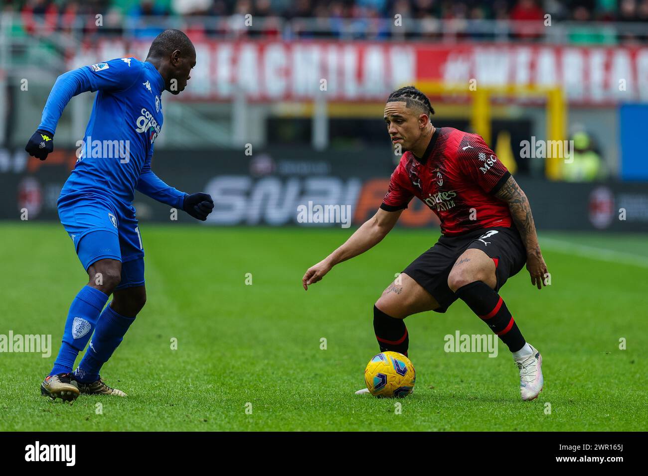 Noah Okafor de l'AC Milan vu en action avec Emmanuel Gyasi de l'Empoli FC lors du match de Serie A 2023/24 entre l'AC Milan et l'Empoli FC au stade San Siro de Milan, Italie, le 10 mars 2024 Banque D'Images