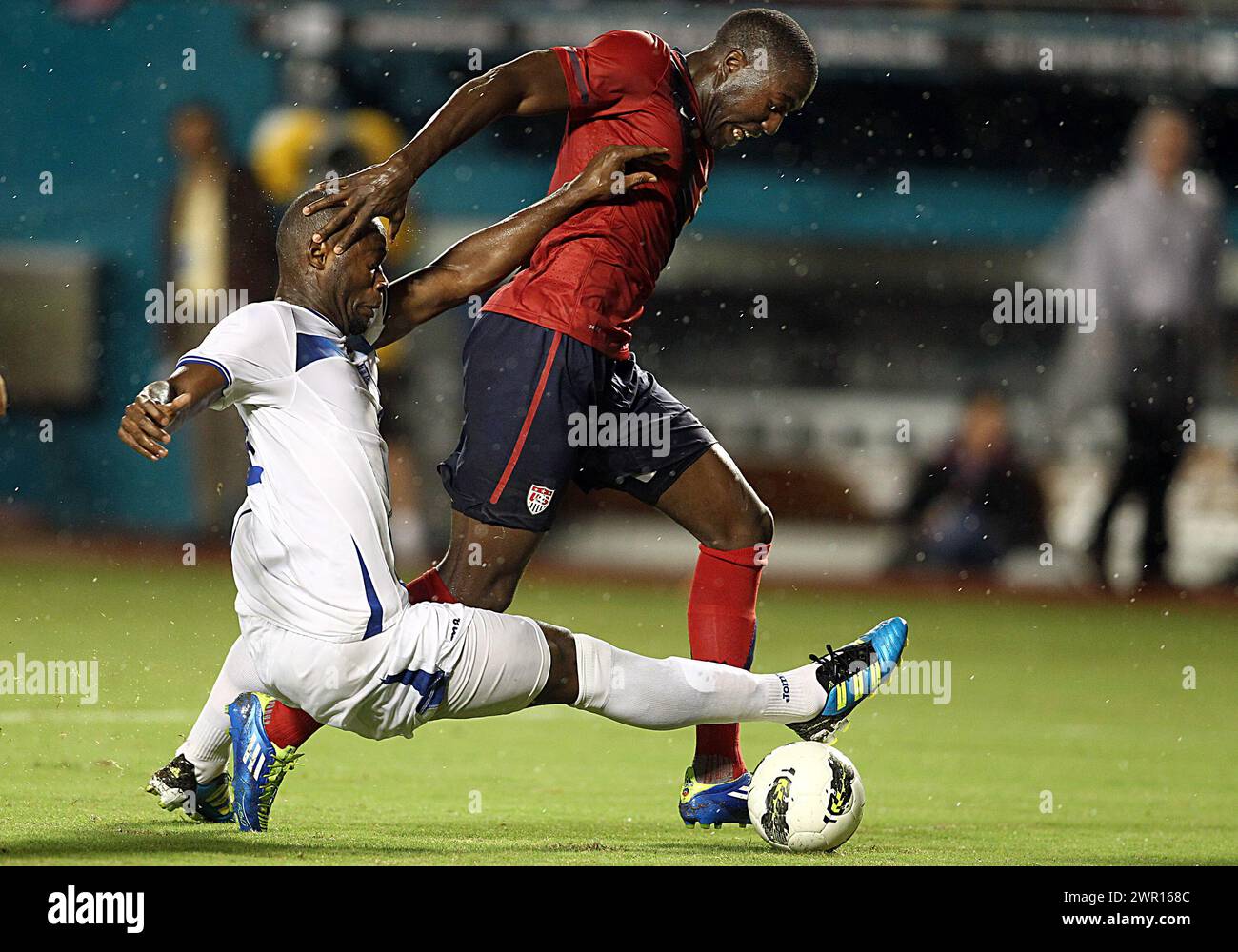 08 OCTOBRE 2011 : Jose Altidore (9 ans) du MNT des États-Unis repousse Osman Chazez (2 ans) du MNT du Honduras lors d'un match amical international au Sun Life Stadium, à Miami, en Floride. Les États-Unis ont gagné 1-0. Banque D'Images