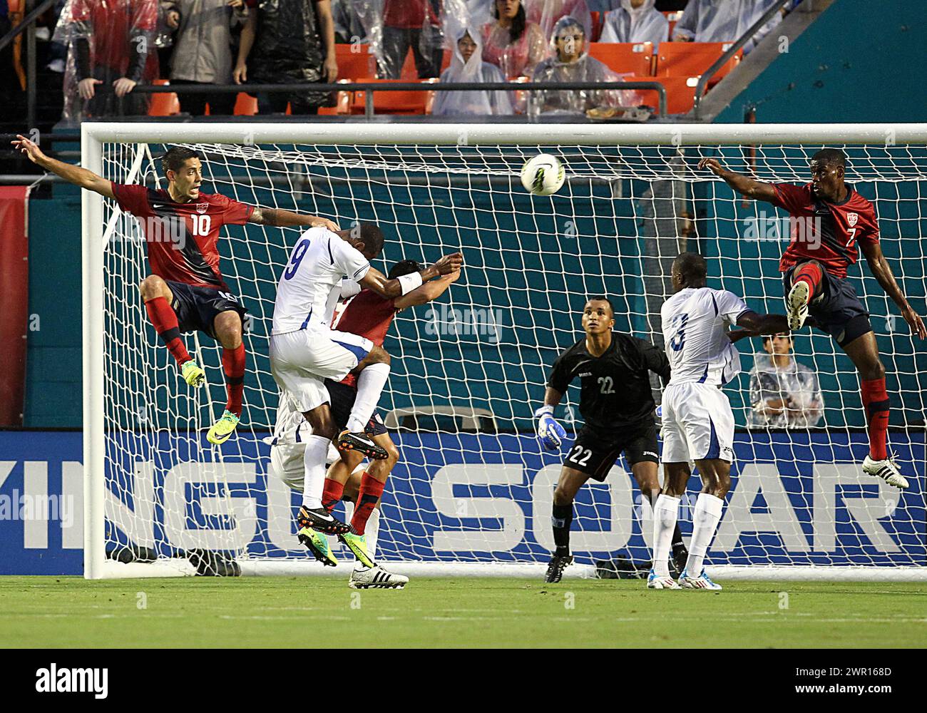08 OCTOBRE 2011 : Clint Dempsey (10 ans) et Maurice Edu (7 ans) du MNT des États-Unis déplacent le ballon sur Jerry Bengston (9 ans) du MNT du Honduras lors d'un match amical international au Sun Life Stadium, à Miami, en Floride. Les États-Unis ont gagné 1-0. Banque D'Images