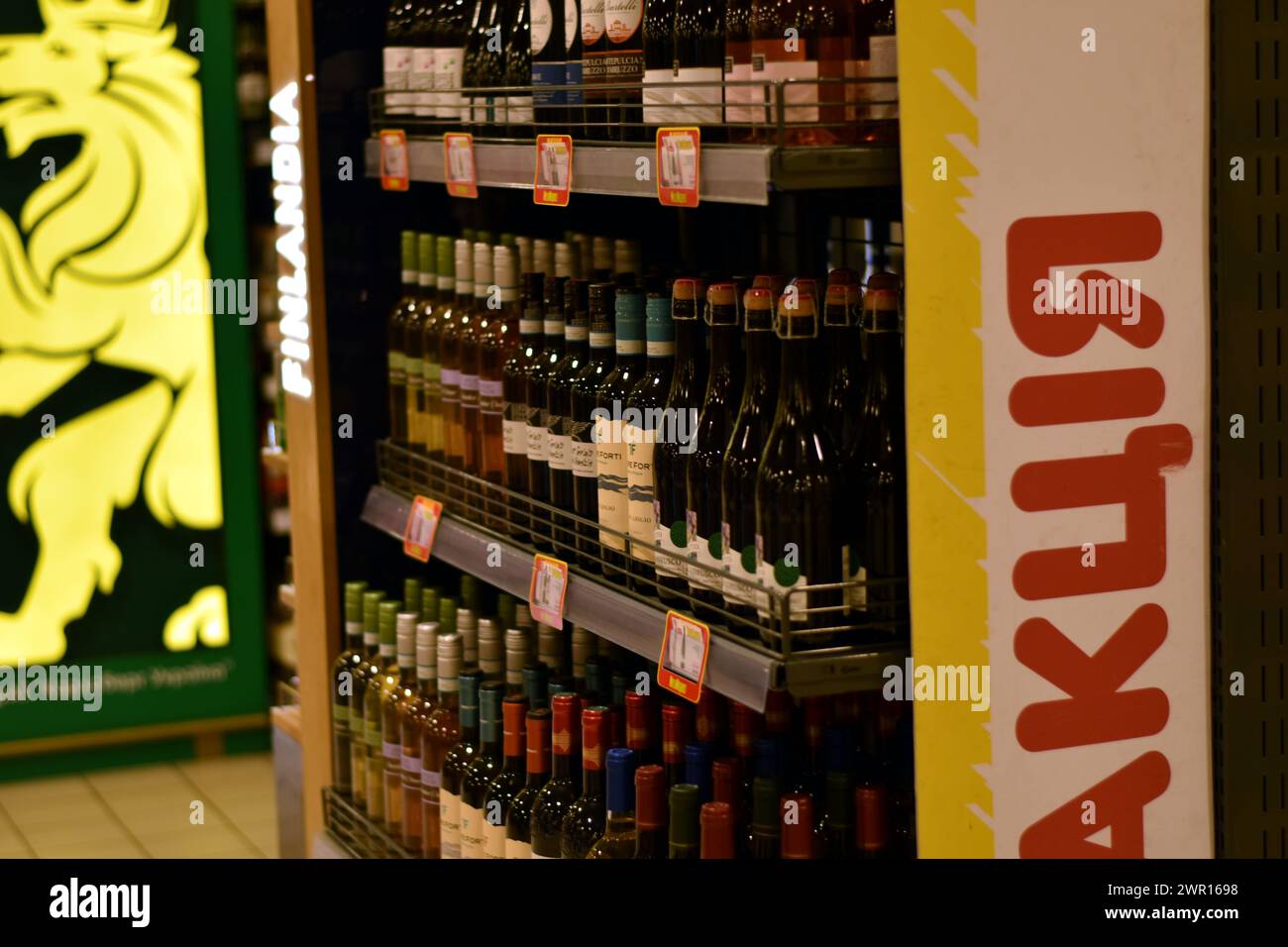 Kiev. Région de Kiev. Ukraine. 02.21.2024. Exposition de vin dans un magasin. Banque D'Images