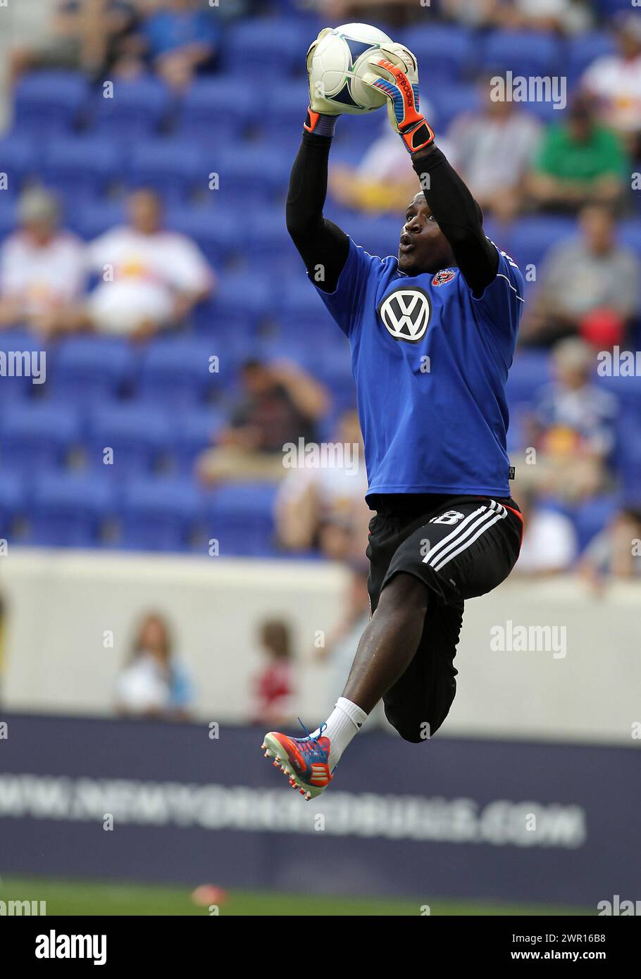 24 JUIN 2012 : Bill Hamid (28 ans) de DC United fait un saut lors d'un match de MLS contre les Red Bulls de New York au Red Bull Arena, à Harrison, NJ Les Red Bulls ont gagné 3-2. Banque D'Images