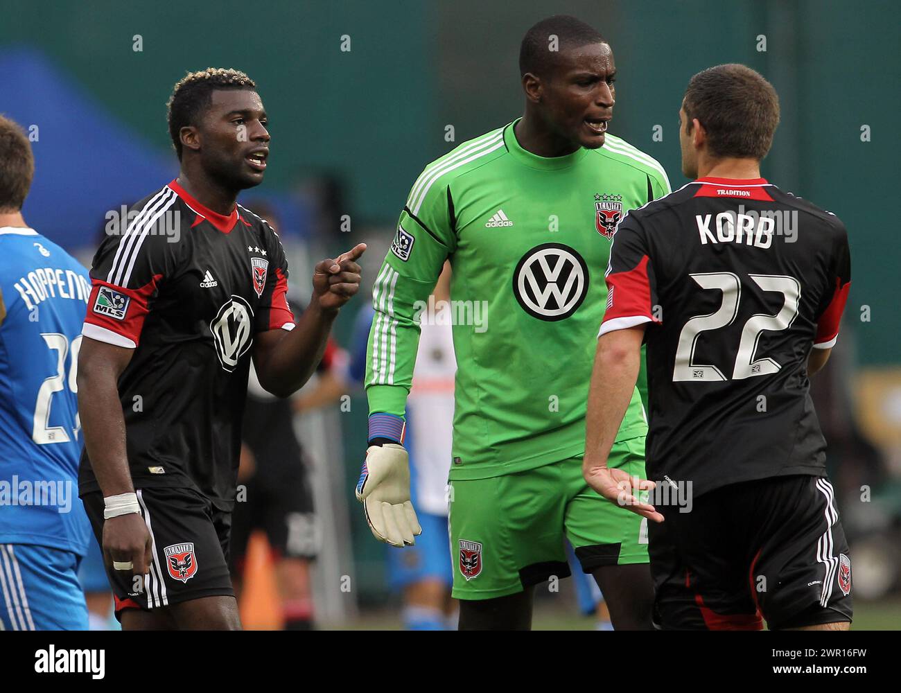 WASHINGTON, DC - 19 AOÛT 2012 : Brandon McDonald (4 ans) et Bill Hamid (28 ans) de DC United argumentent avec Chris Kolb (22 ans) à la fin d'un match de la MLS avec l'Union de Philadelphie au RFK Stadium, à Washington DC, le 19 août. Le match s'est terminé par une égalité de 1-1. Banque D'Images