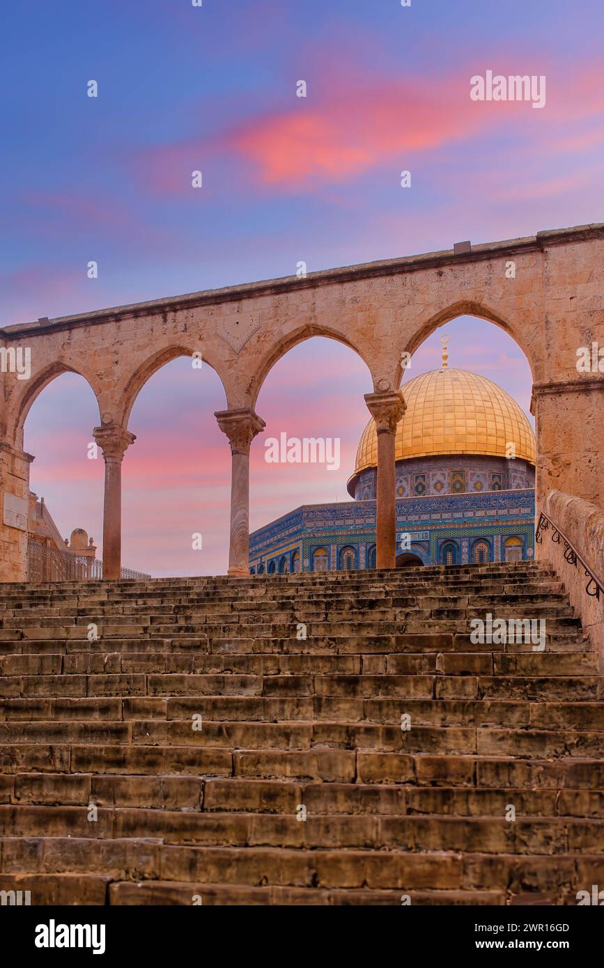 Jérusalem, Israël, 10 mars 2024 - le dôme de rocher sur le mont du temple, Jérusalem, Israël. C'est un sanctuaire islamique situé dans la vieille ville de Jérusalem. Banque D'Images