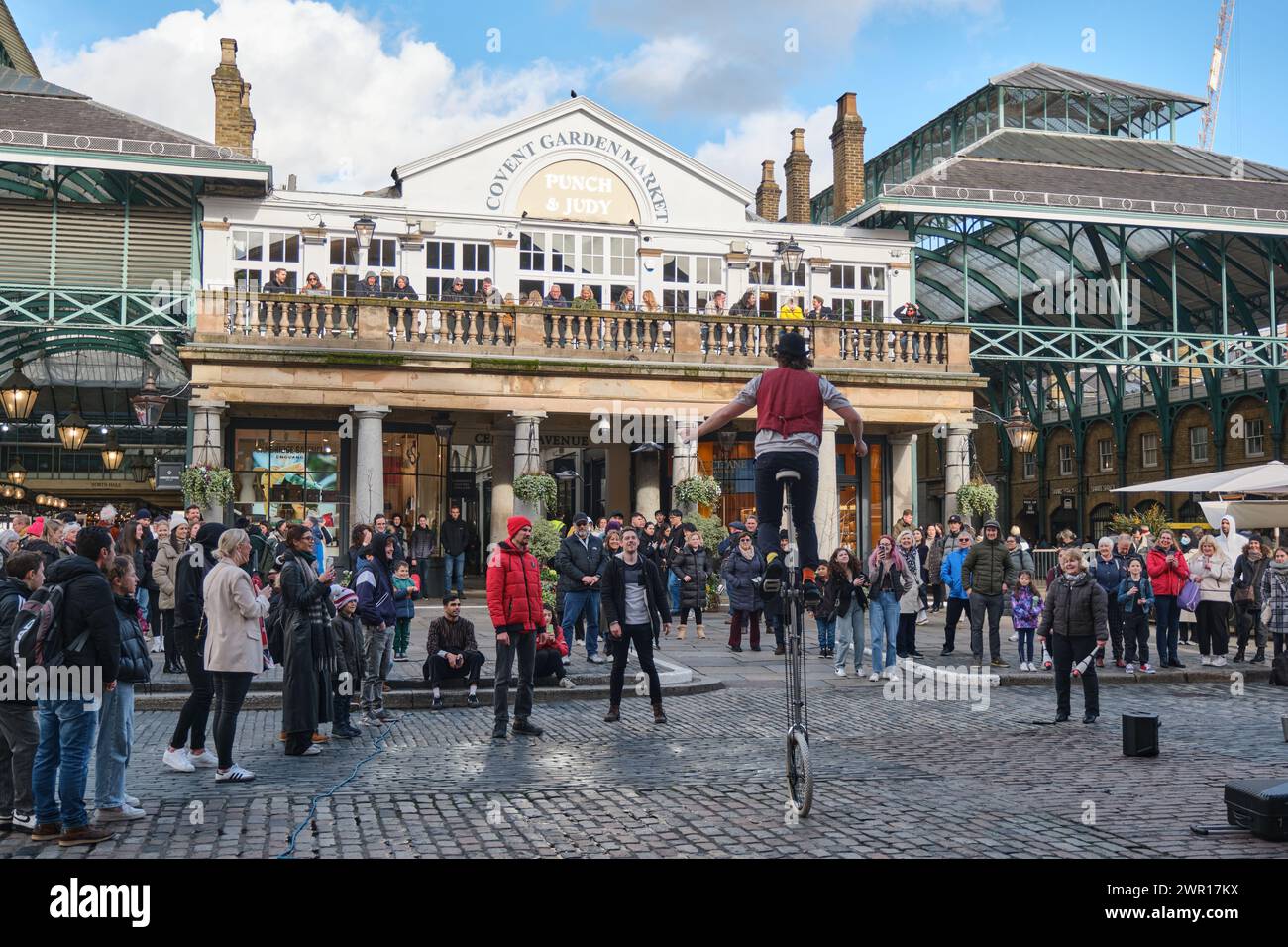 Artiste de rue sur un monocycle divertissant le public au Covent Garden Market, Londres, Royaume-Uni Banque D'Images