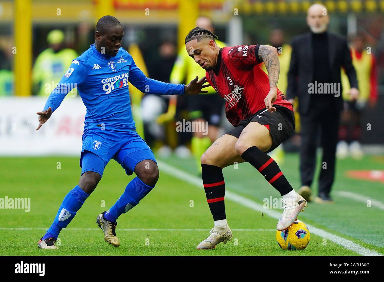 Milan, Italie. 10 mars 2024. Noah Okafor (AC Milan) ; combat pour le ballon avec Emmanuel Gyasi (Empoli FC) ; pendant le match de Serie A entre AC Milan et Empoli au stade San Siro de Milan, dans le nord de l'Italie - dimanche 10 mars 2024. Sport - Soccer . (Photo de Spada/LaPresse) crédit : LaPresse/Alamy Live News Banque D'Images
