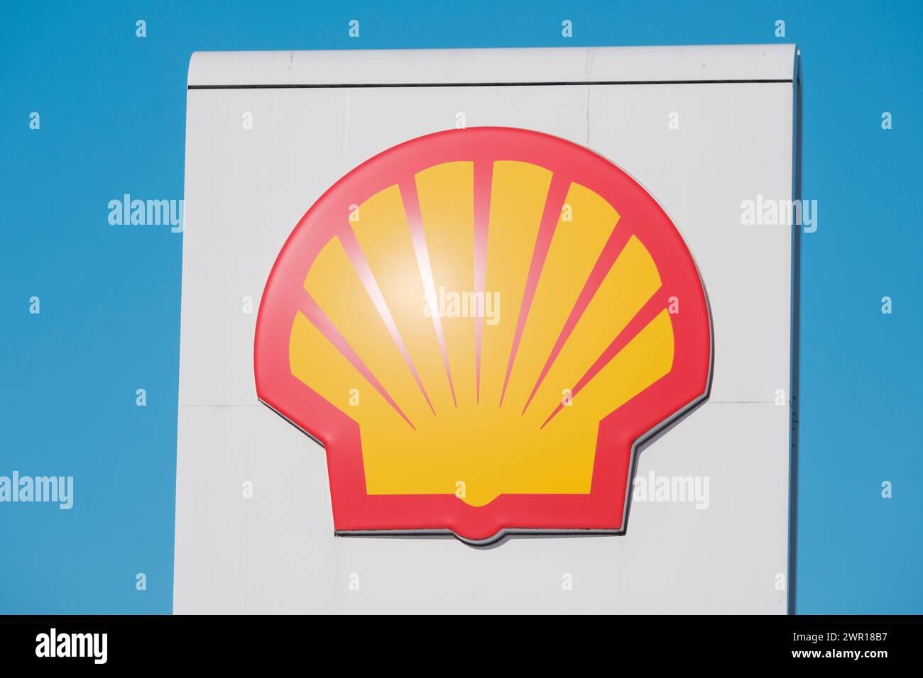 10 MARS 2024 - HELSINKI / FINLANDE : logo de la multinationale pétrolière Shell Banque D'Images
