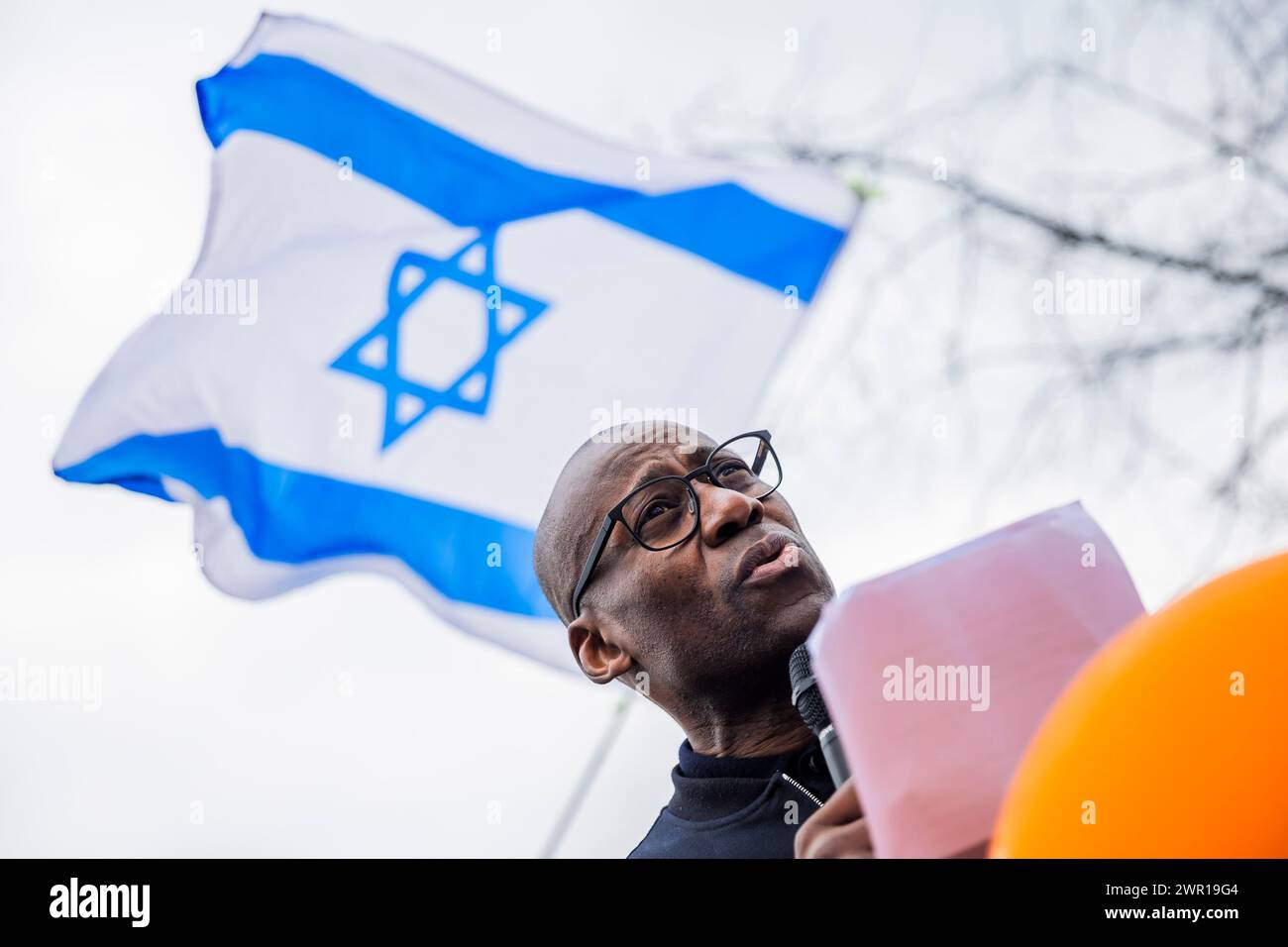 Berlin, Allemagne. 10 mars 2024. Joe Chialo (CDU), sénateur berlinois pour la culture et la cohésion sociale, intervient lors d'une manifestation sous le slogan "ensemble contre l'antisémitisme de gauche, de droite et islamiste - solidarité avec Israël" organisée par la Société germano-israélienne. Crédit : Christoph Soeder/dpa crédit : dpa Picture alliance/Alamy Live News/dpa/Alamy Live News Banque D'Images