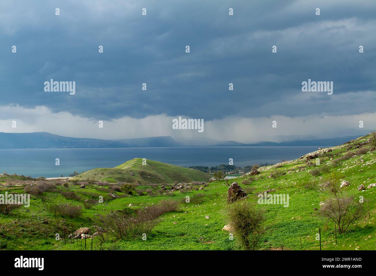 Nuages et pluie tombant sur la mer de Galilée, également appelée lac de Tibériade ou Kinneret Banque D'Images