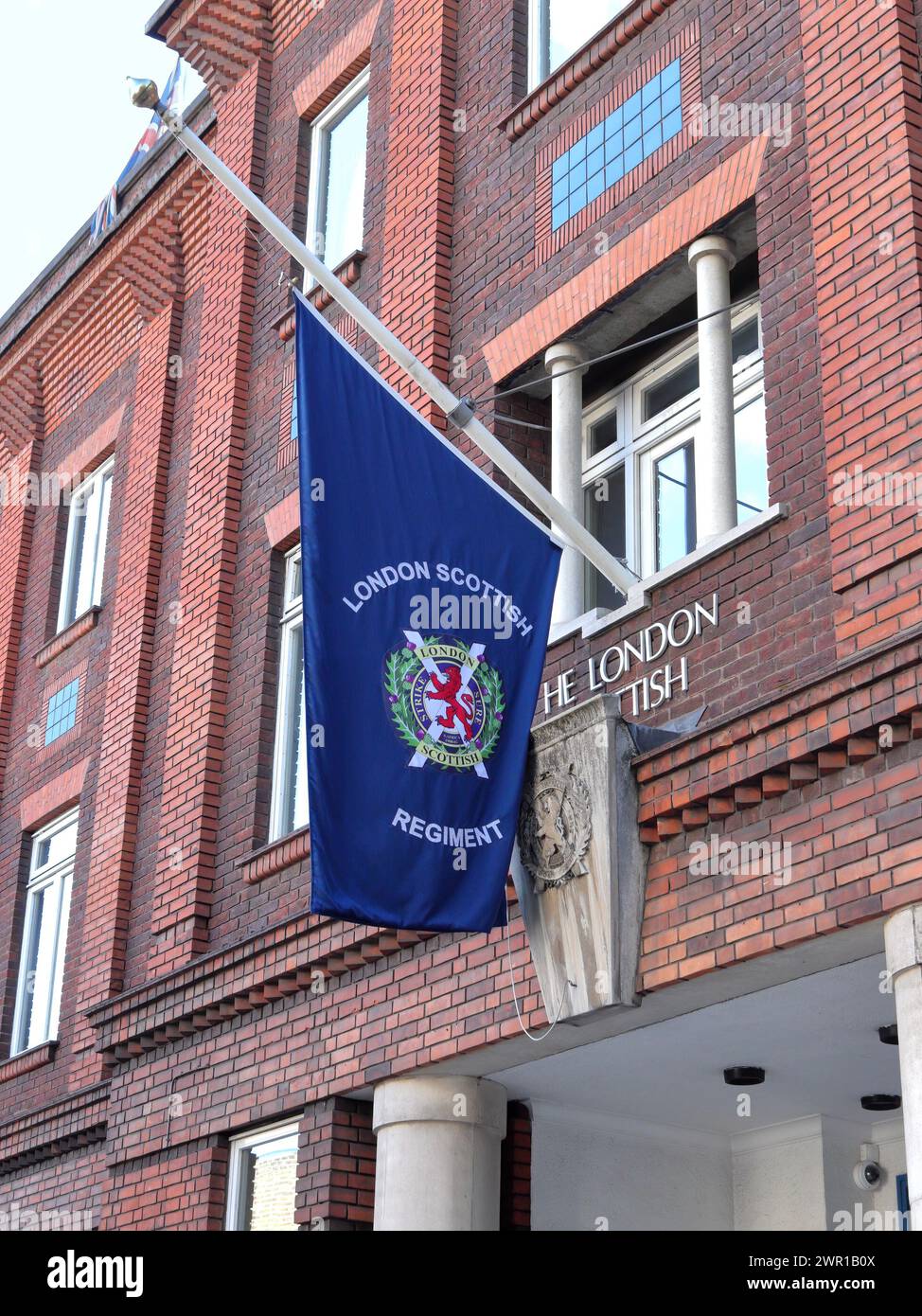 Drapeau flottant en Berne (demi-état-major) au siège du London Scottish Regiment Banque D'Images