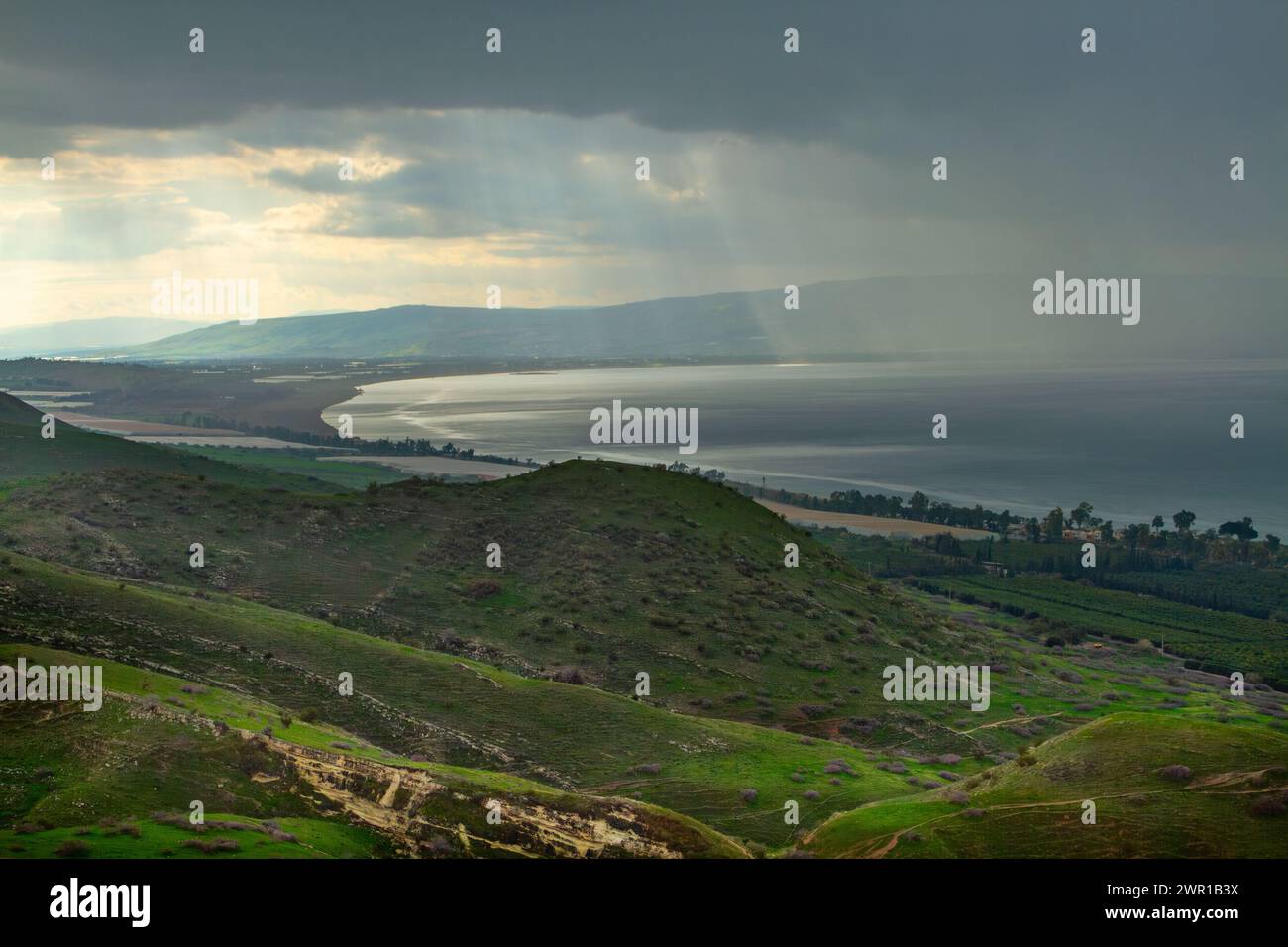 Nuages et pluie tombant sur la mer de Galilée, également appelée lac de Tibériade ou Kinneret Banque D'Images