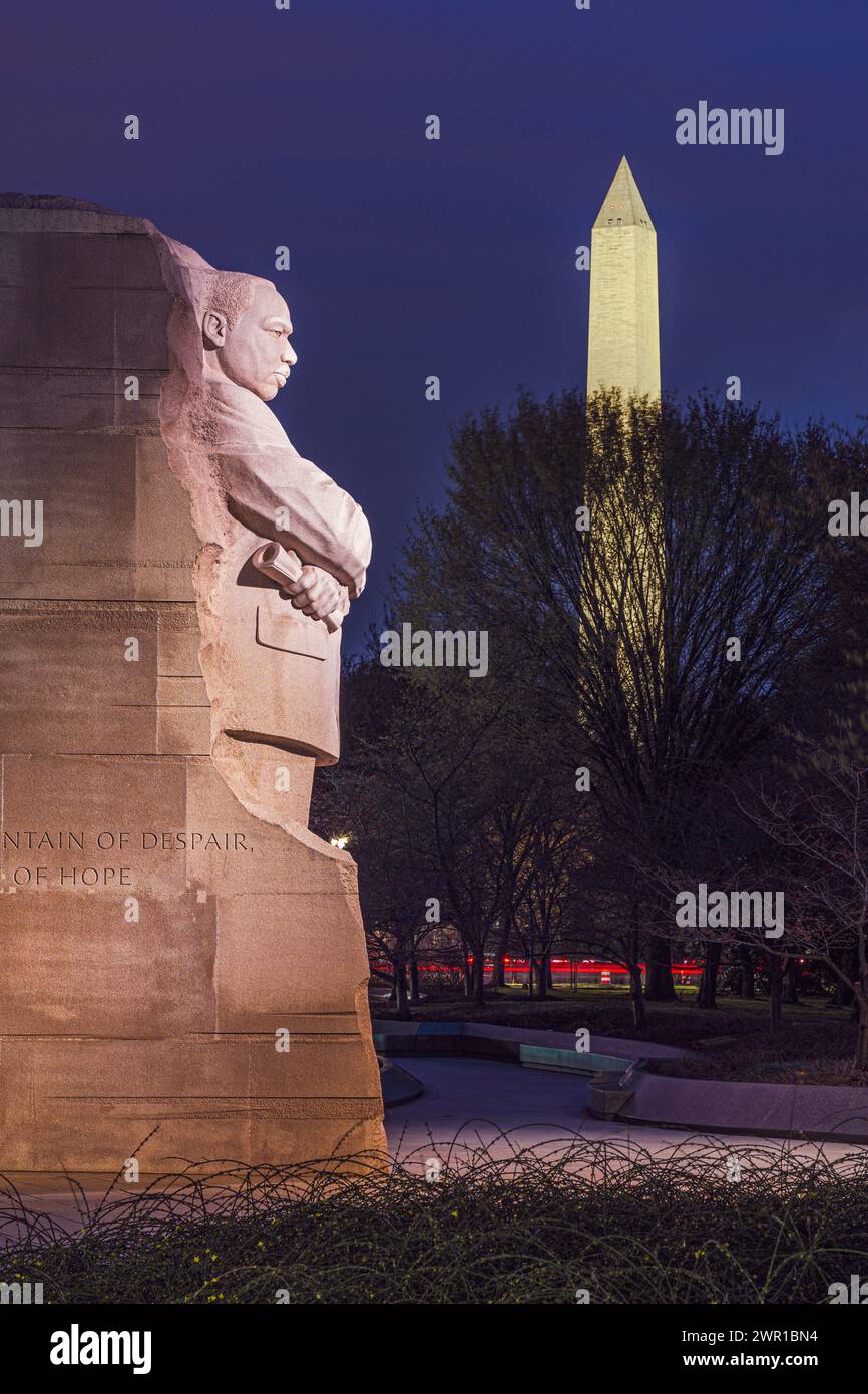 Statut de Martin Luther King JR avec Washington Monument en arrière-plan. Banque D'Images