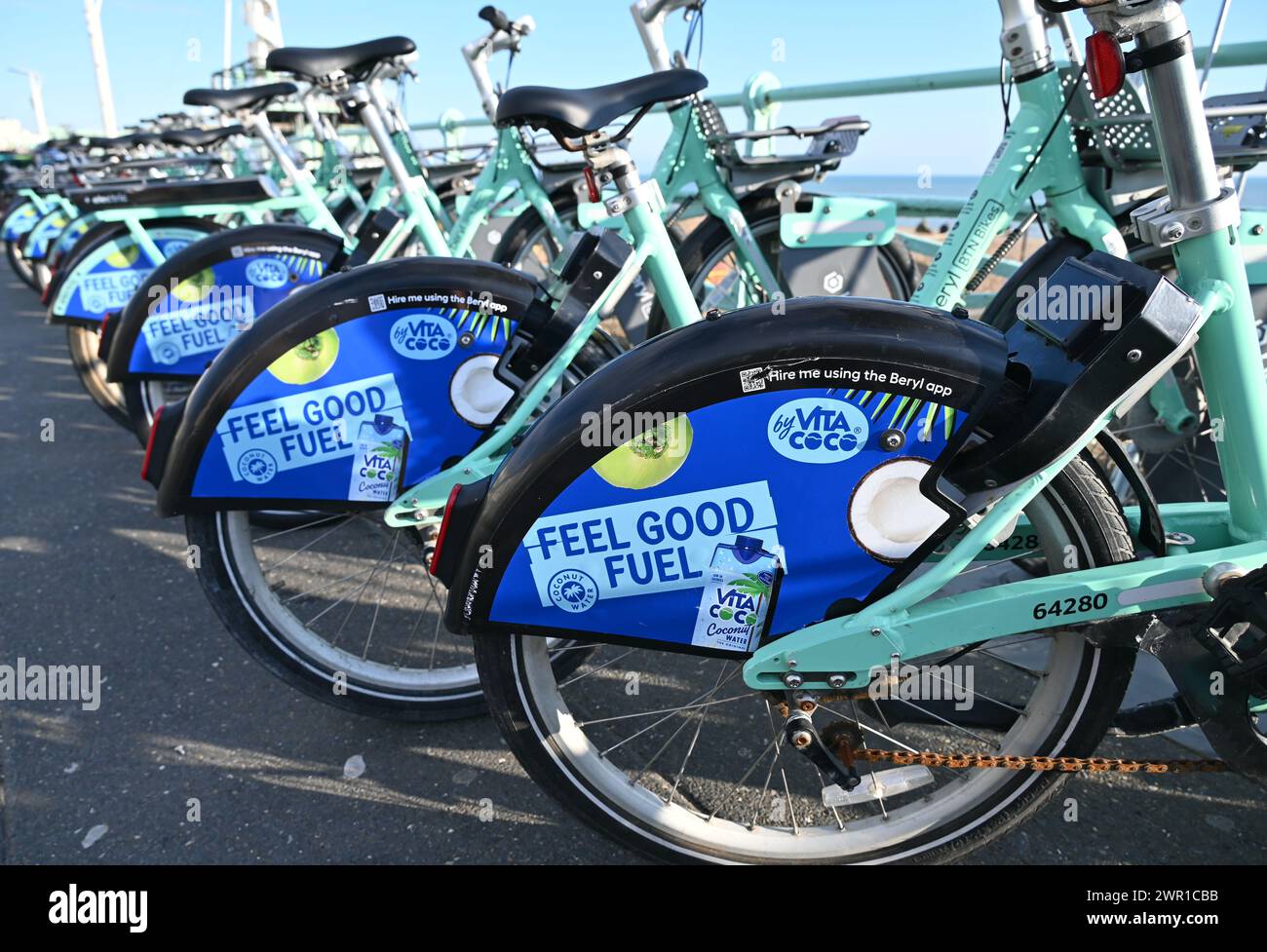 Vélos BNT à louer sur le front de mer de Brighton. Banque D'Images