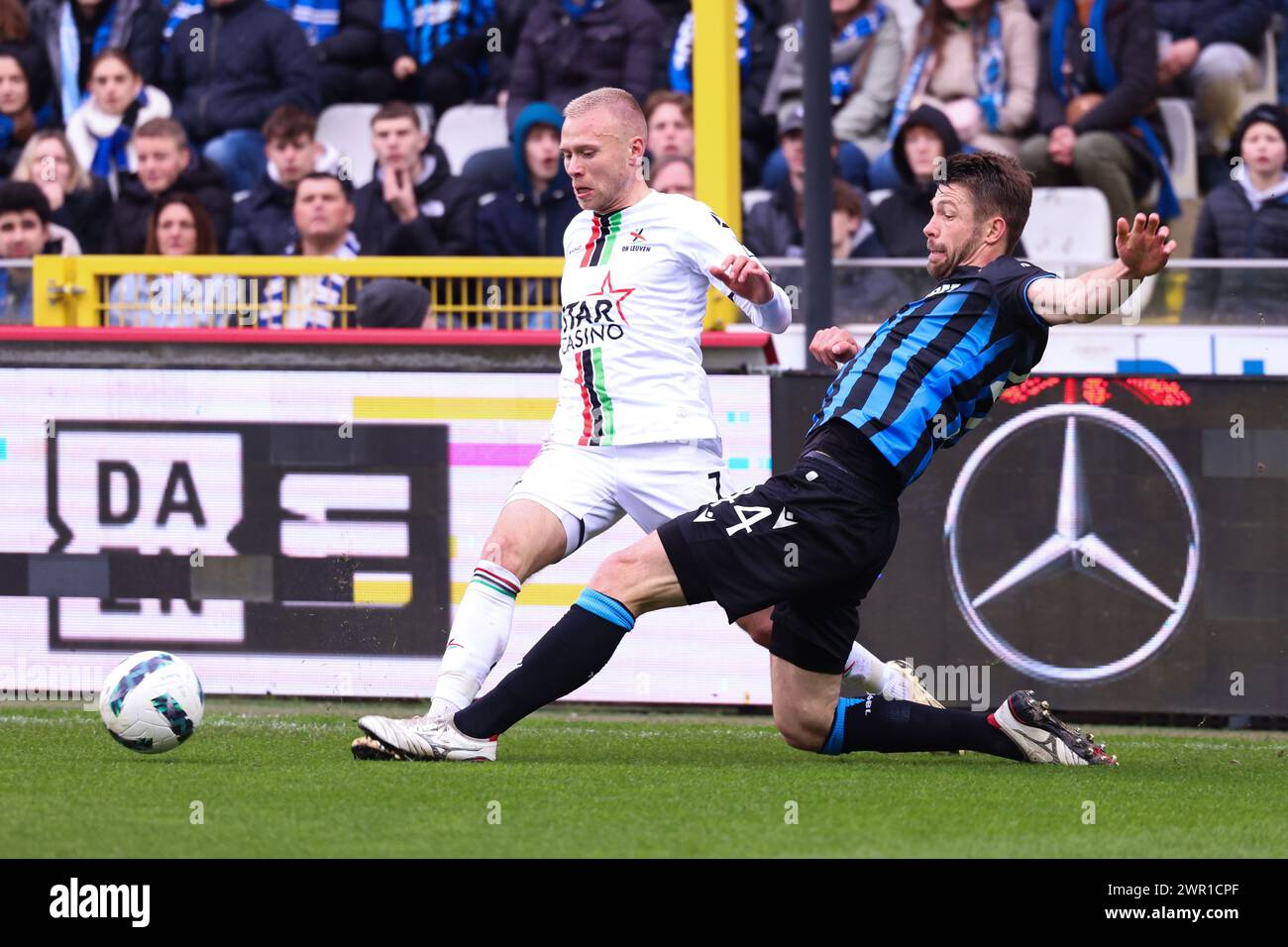 Jon Dagur Thorsteinsson de l'OHL combat pour le ballon avec Brandon Mechele du Club Brugge lors de la Jupiler Pro League saison 2023 - 2024 jour de match 29 entre le Club Brugge et OH Leuven le 10 mars 2024 à Bruges, Belgique. (Photo de Frank Abbeloos / Isosport/Content Curation/SIPA USA) Banque D'Images