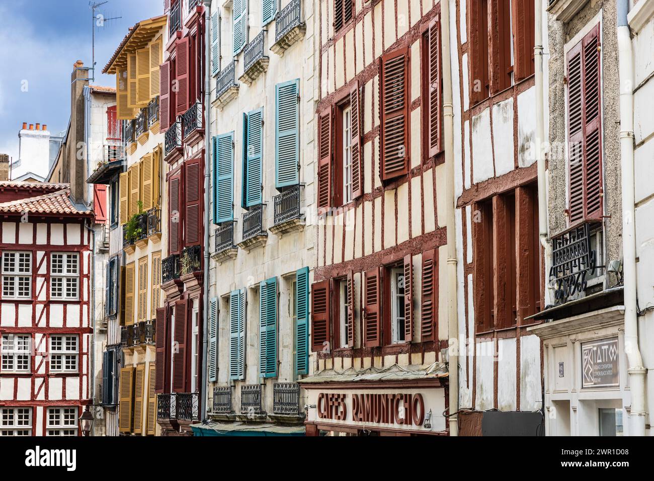 Maisons basques à colombages blanches et lumineuses dans le vieux centre de Bayonne avec volets colorés. Bayonne, Pyrénées-Atlantiques, France. Banque D'Images