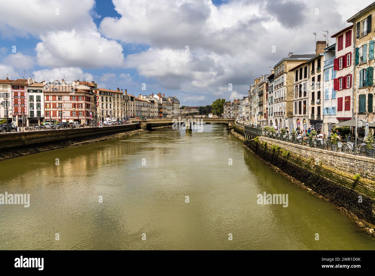 Une vue sur la rivière Nive et son remblai avec de vieilles maisons françaises traditionnelles aux volets colorés dans le centre-ville. Bayonne, France. Banque D'Images