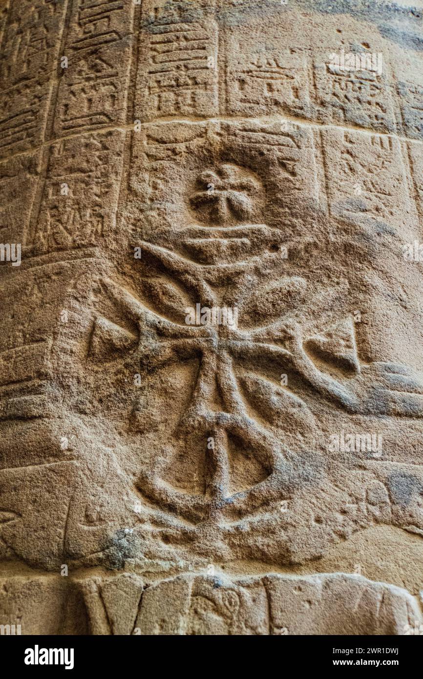 Détail de la croix chrétienne romaine sur le temple égyptien Philae Banque D'Images